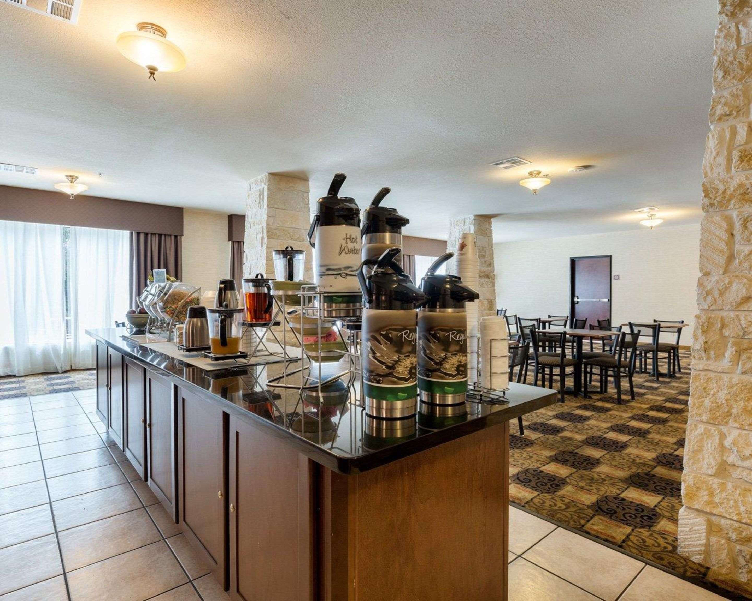 Free hot breakfast | Quality Suites