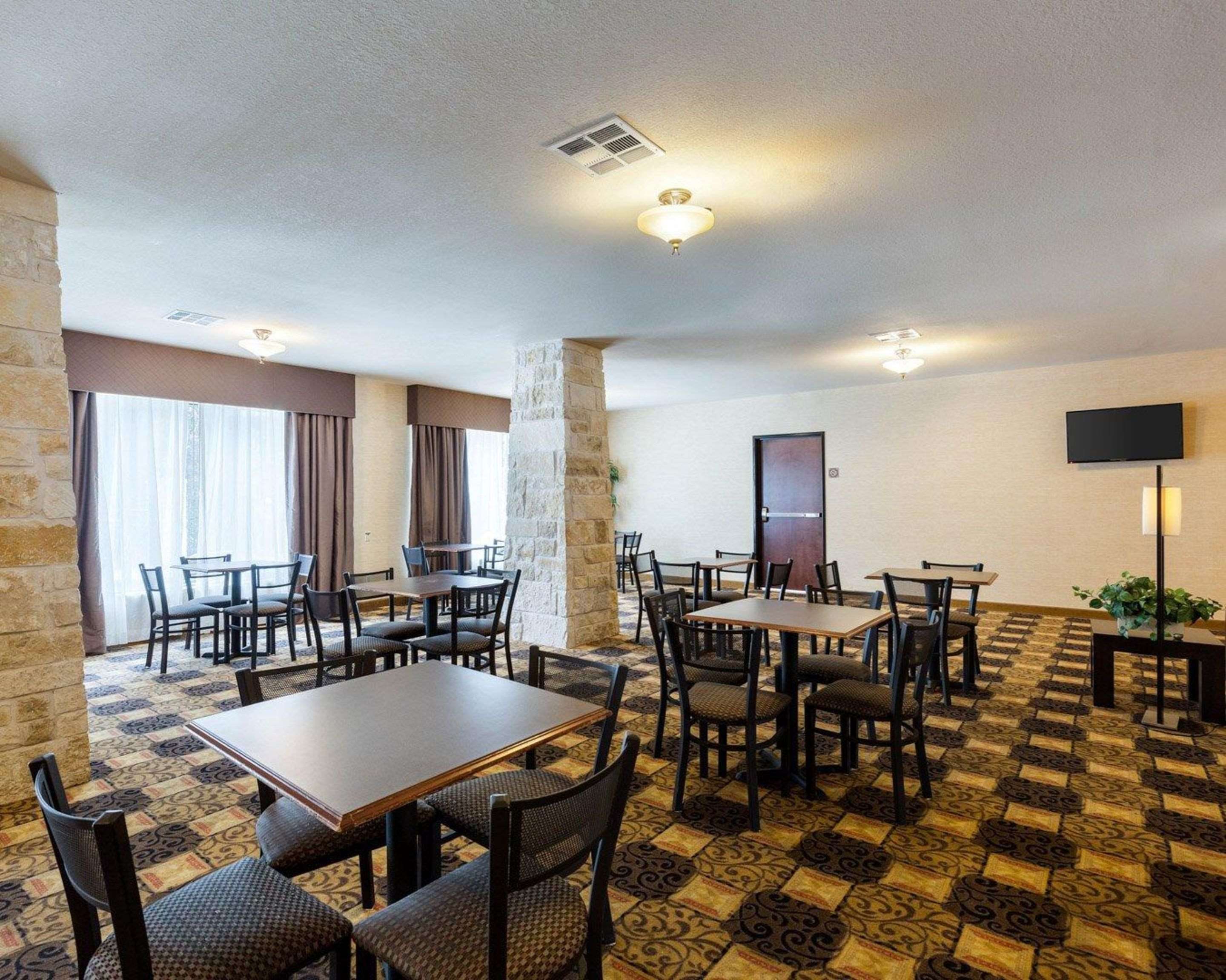 Breakfast area | Quality Suites