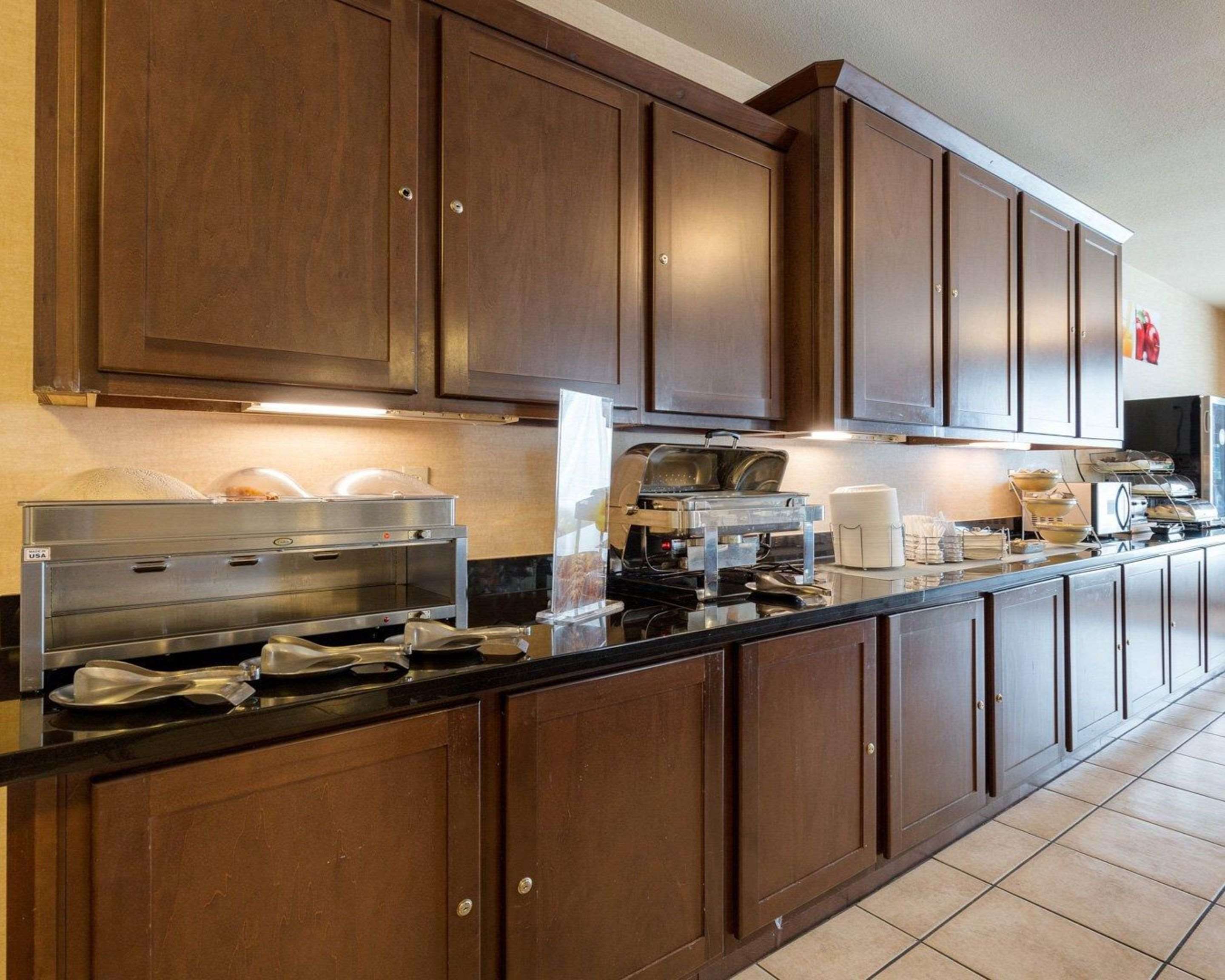 Breakfast counter | Quality Suites