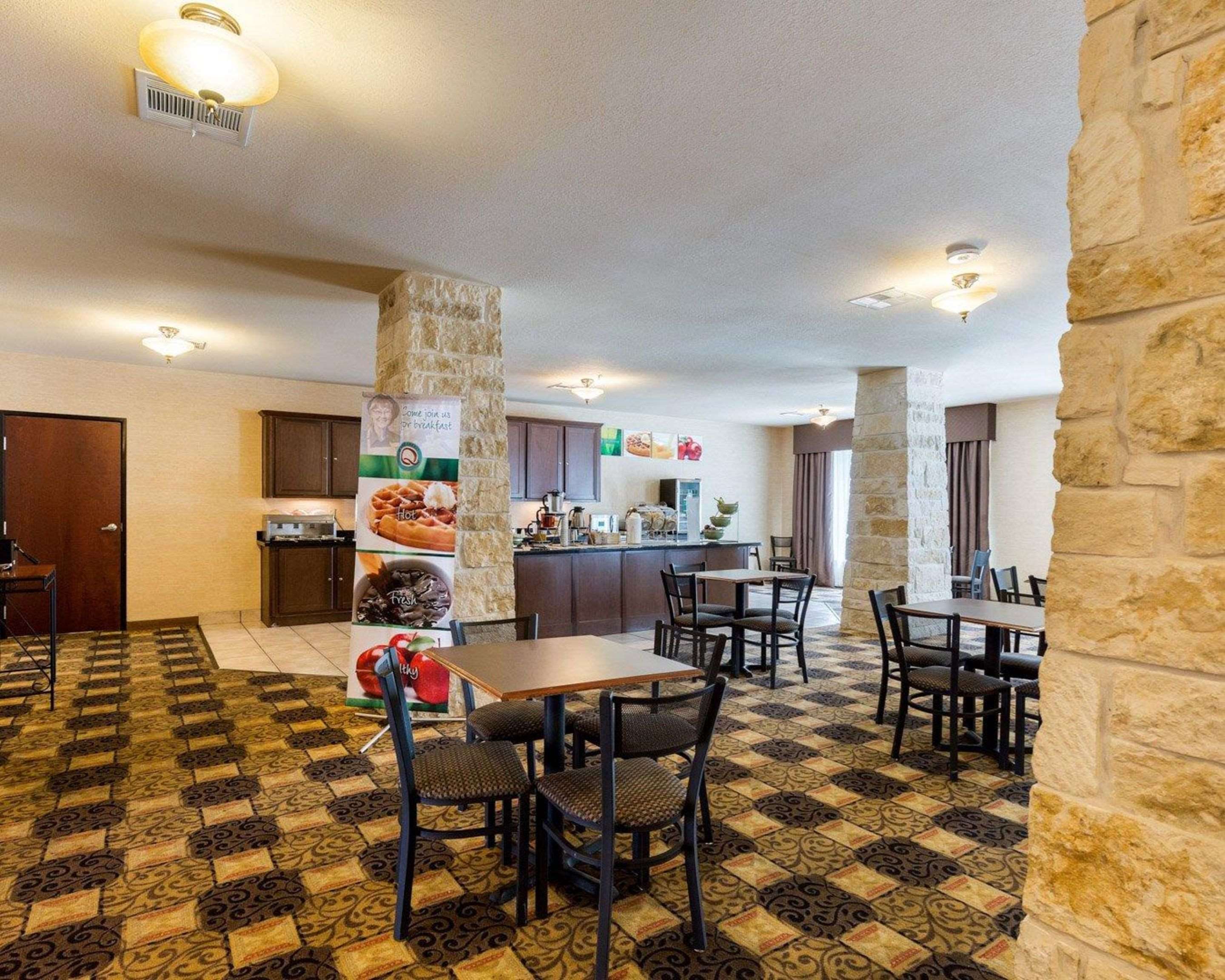 Enjoy breakfast in this spacious area | Quality Suites