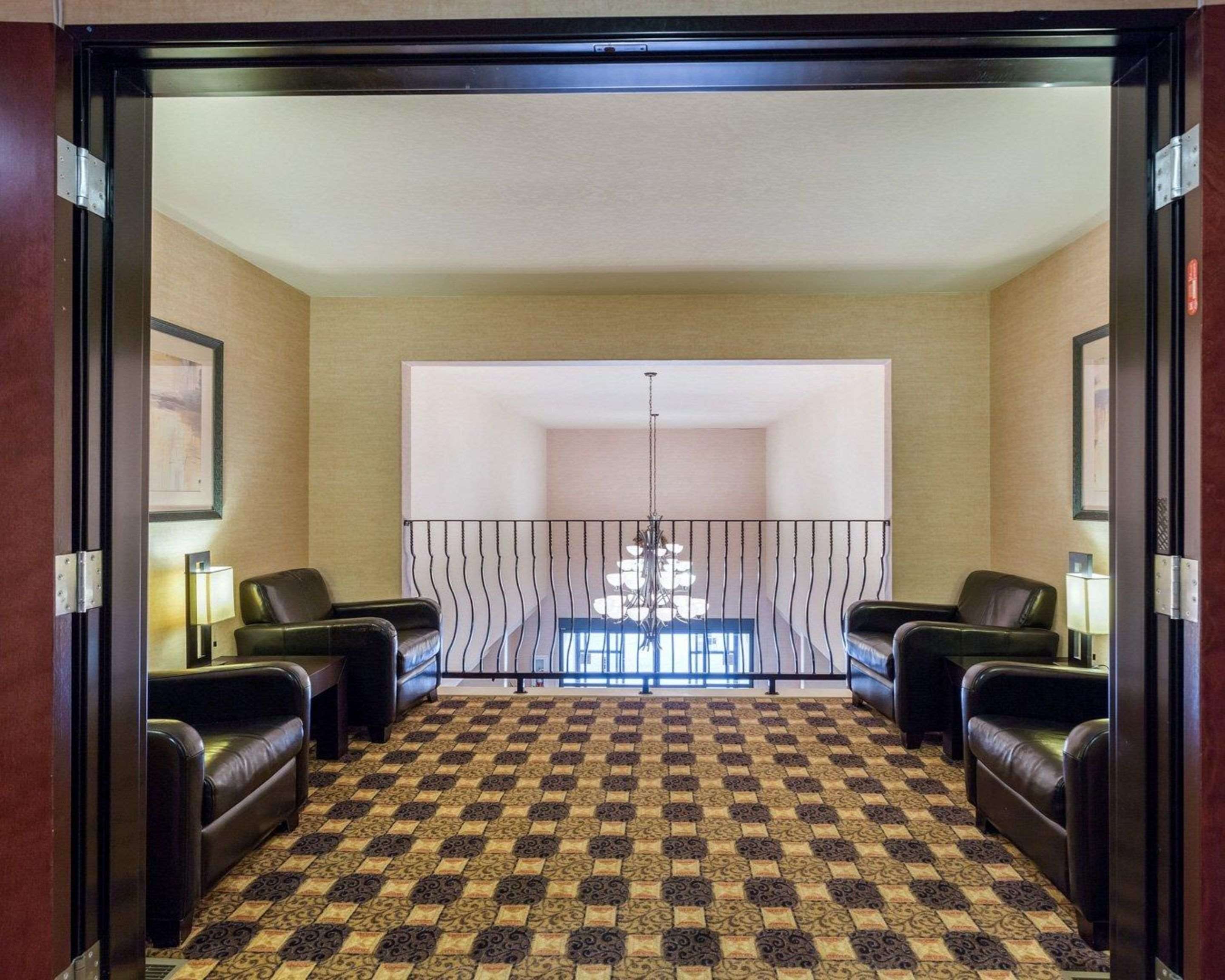 Sitting area | Quality Suites