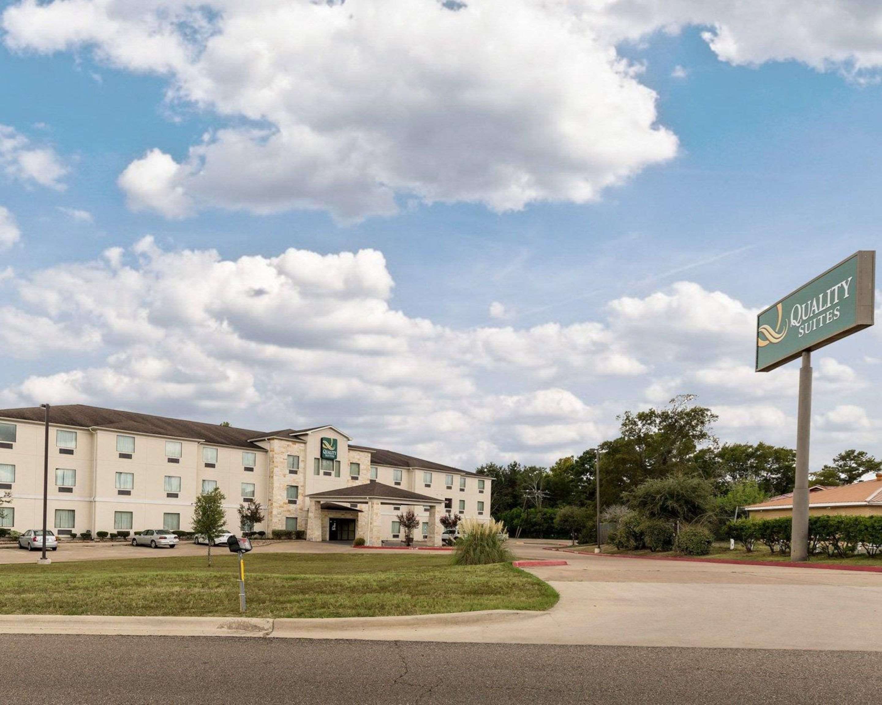 Quality Suites hotel in Huntsville, TX | Quality Suites