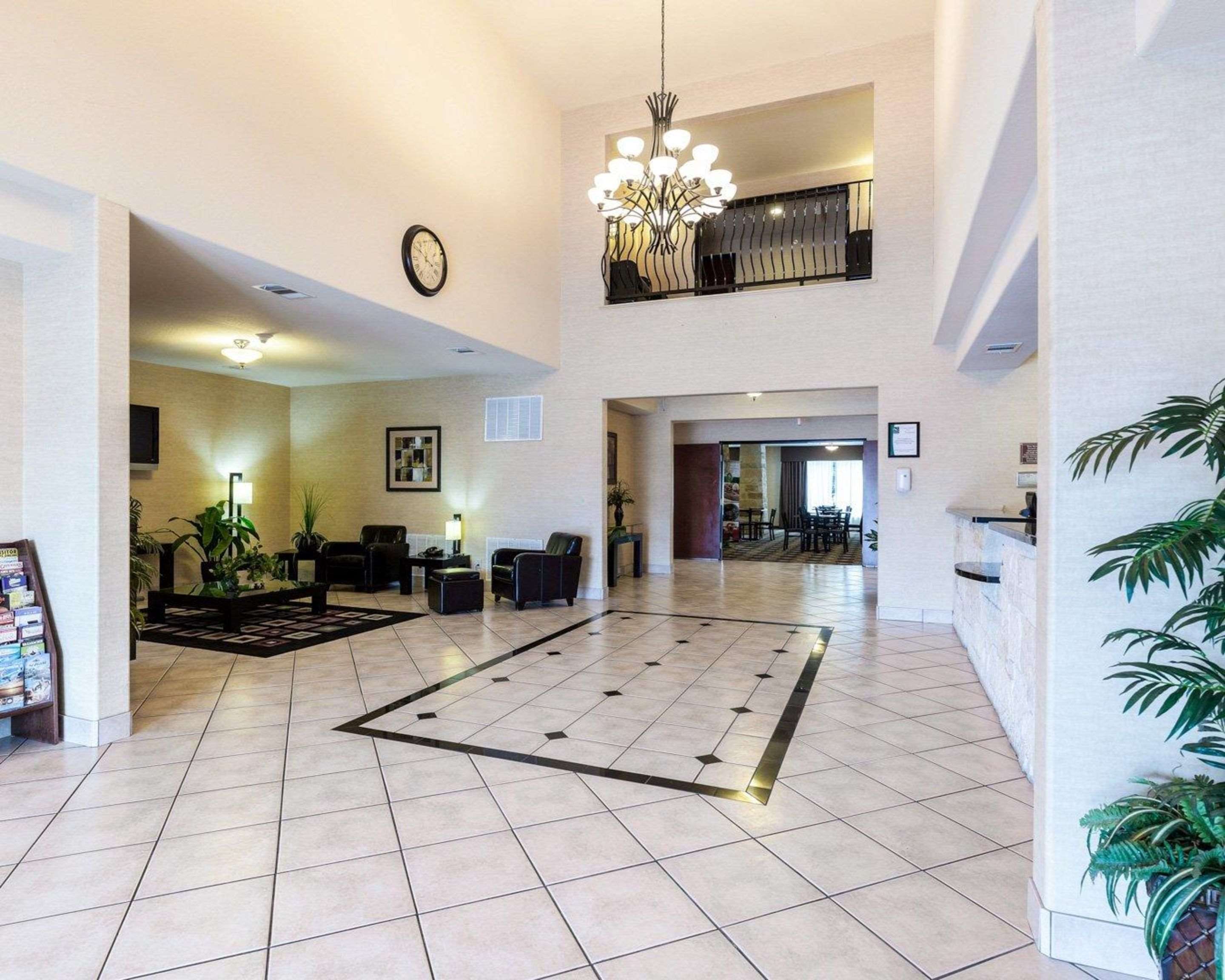 Spacious lobby | Quality Suites