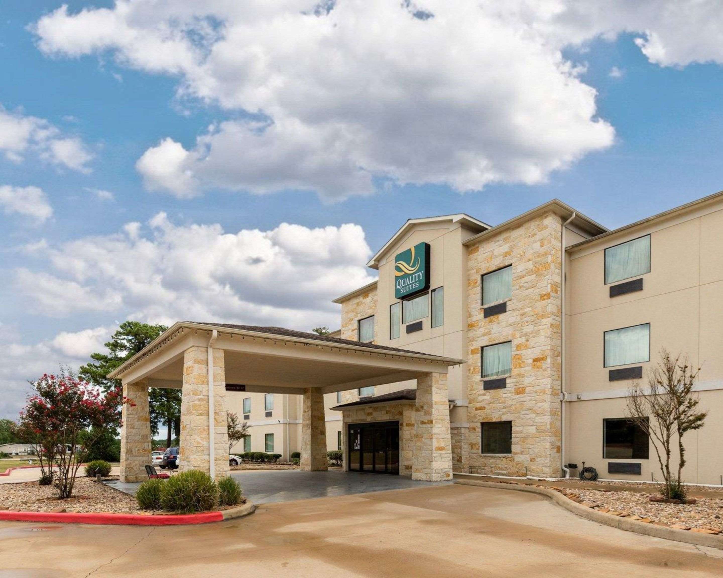 Hotel entrance | Quality Suites