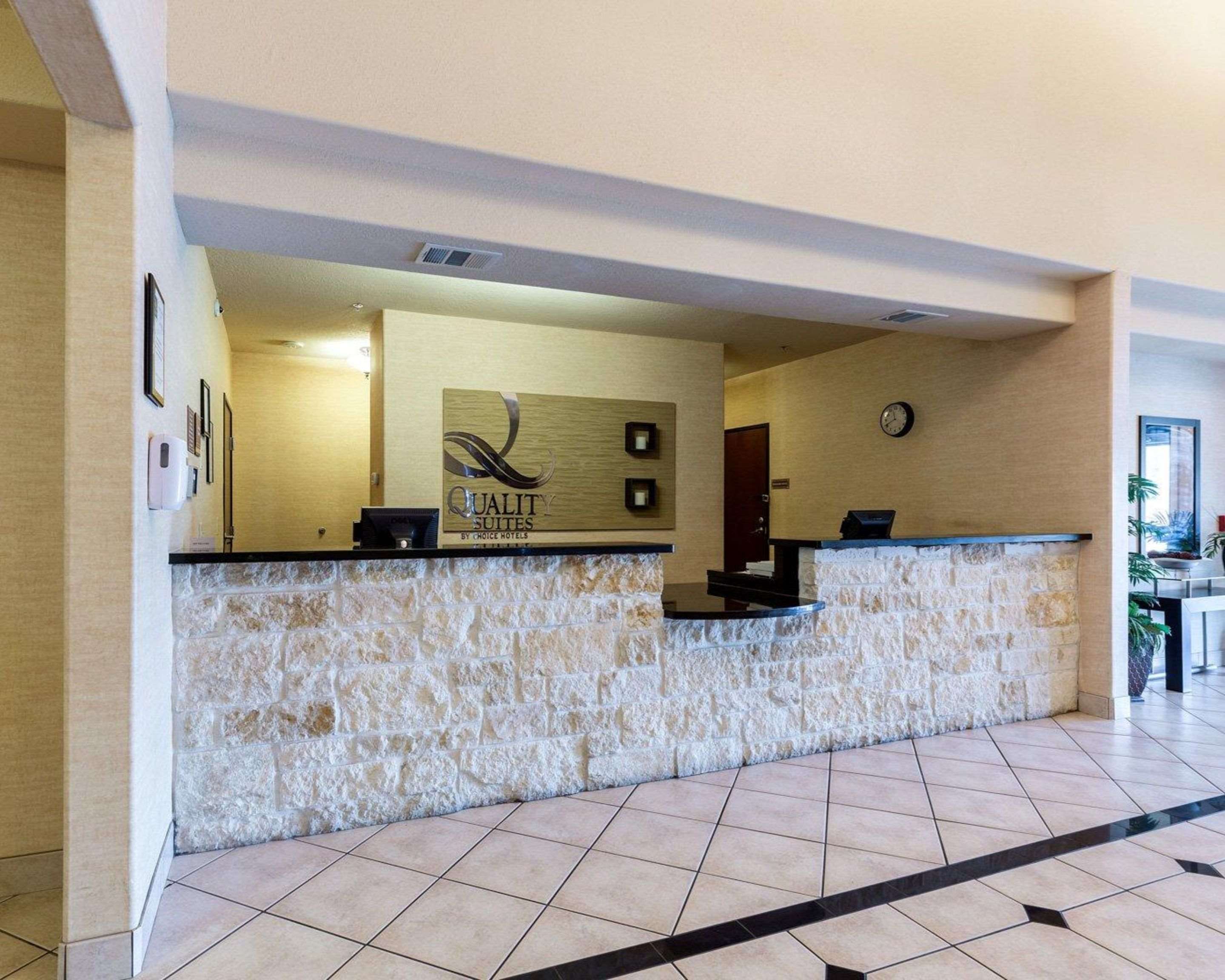 Front desk | Quality Suites