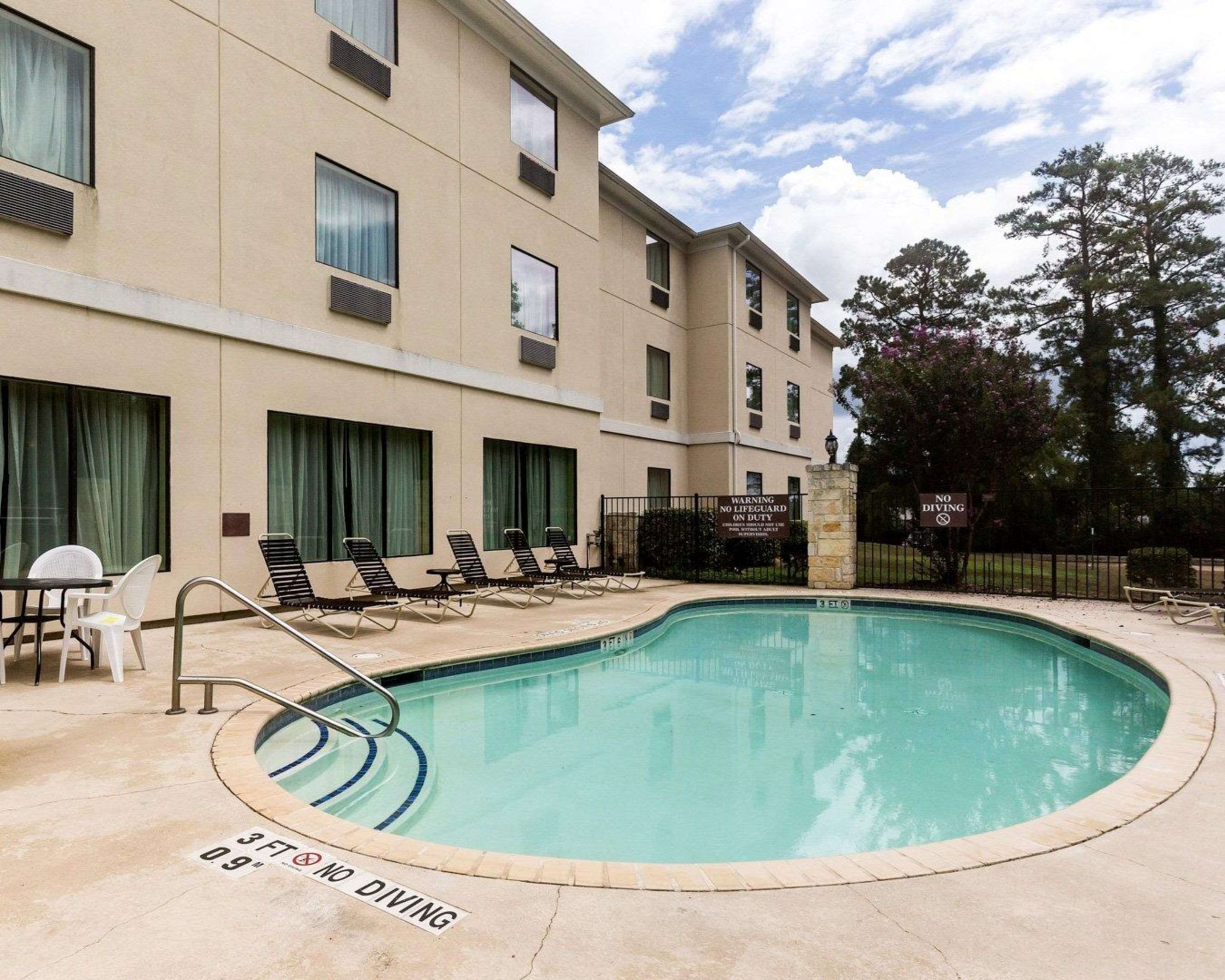 Outdoor pool | Quality Suites