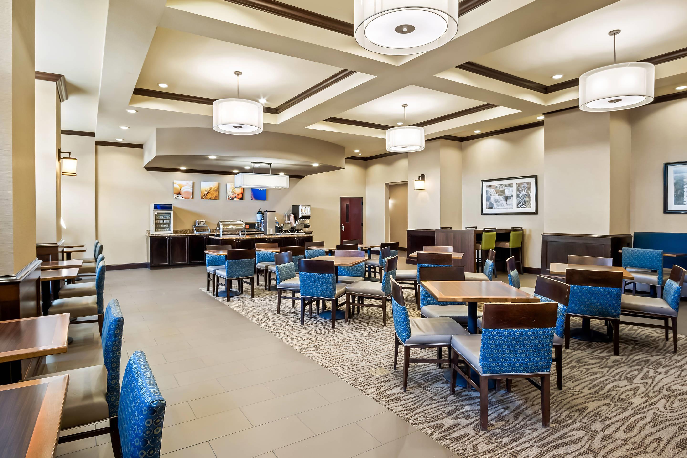 Enjoy breakfast in this seating area | Comfort Suites Frisco
