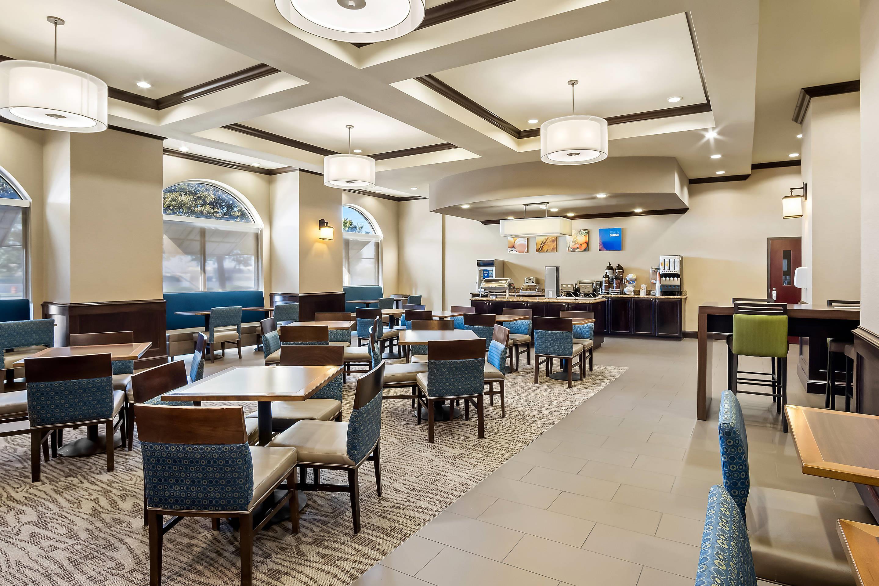 Enjoy breakfast in this seating area | Comfort Suites Frisco