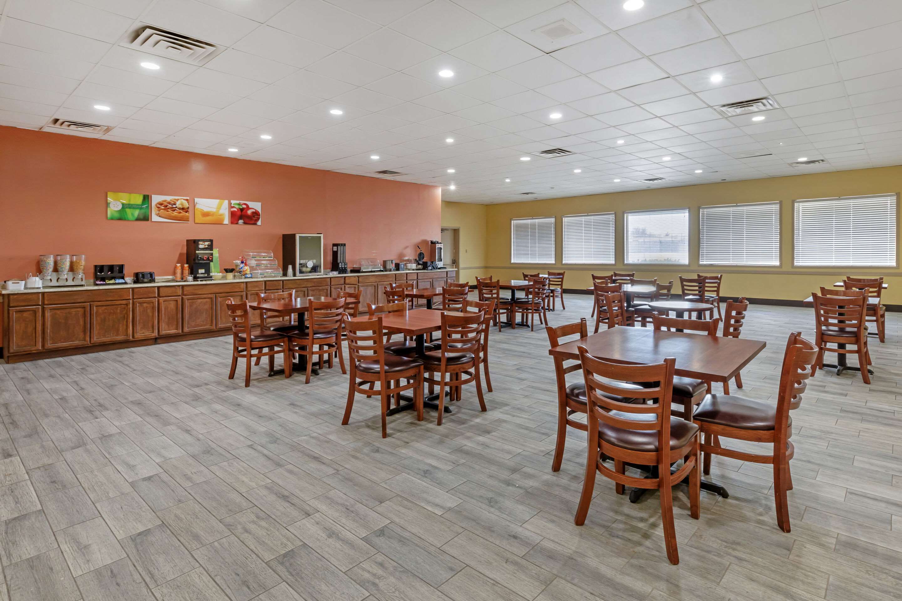 Breakfast area | Quality Inn Gainesville