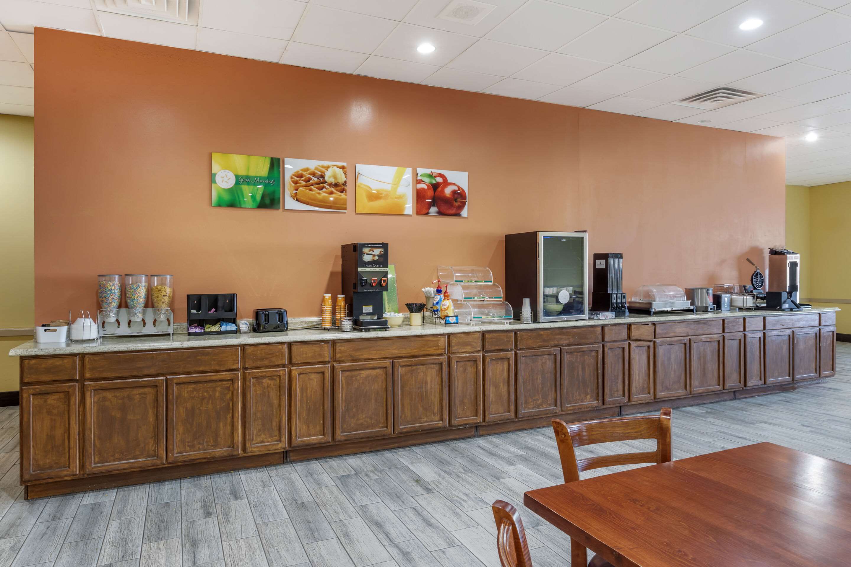 Breakfast area | Quality Inn Gainesville