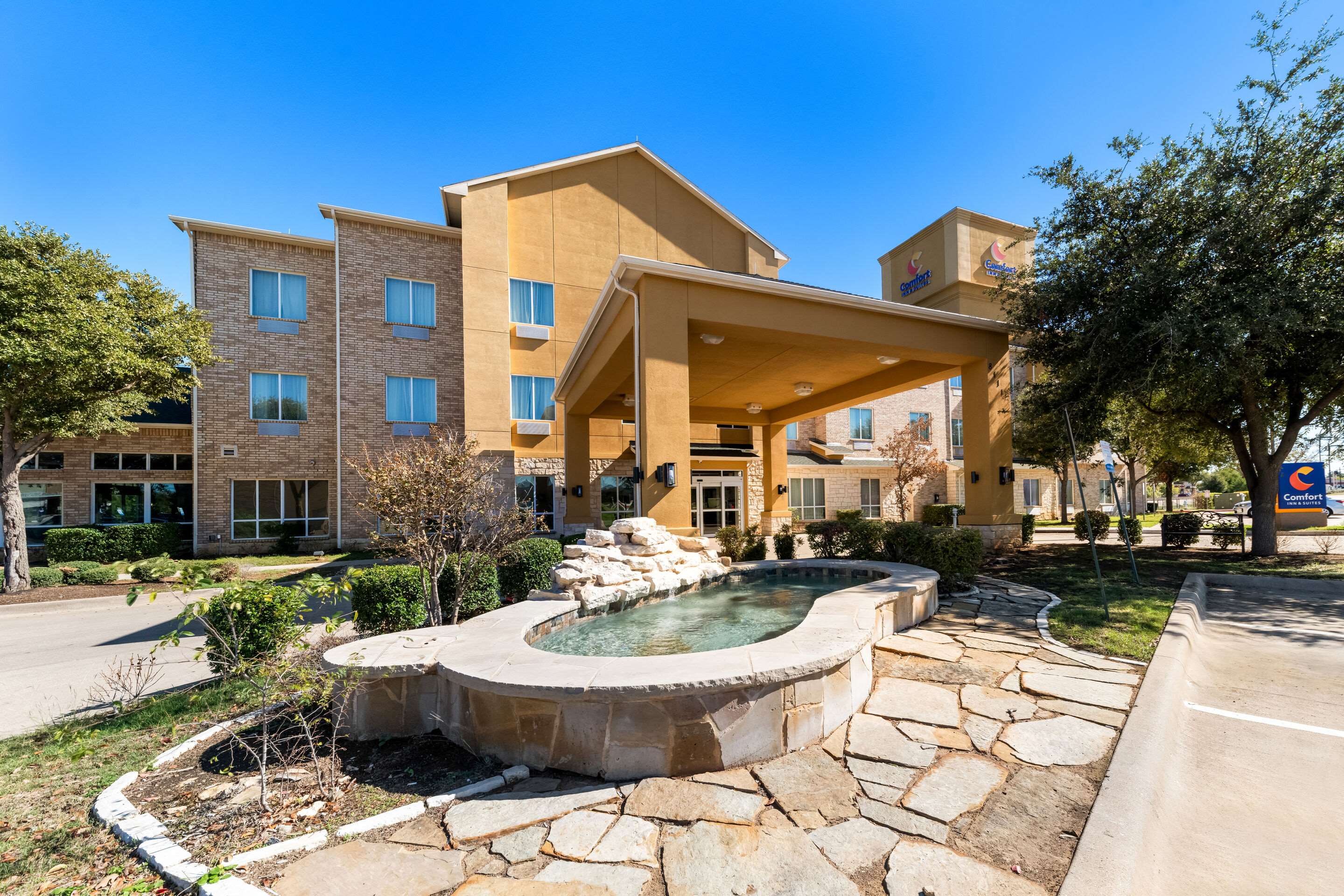 Hotel exterior | Comfort Inn & Suites Near Lake Lewisville