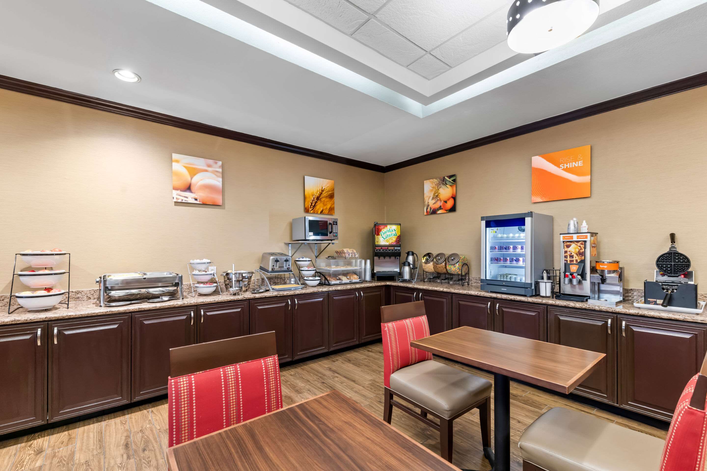 Breakfast area | Comfort Inn & Suites Near Lake Lewisville