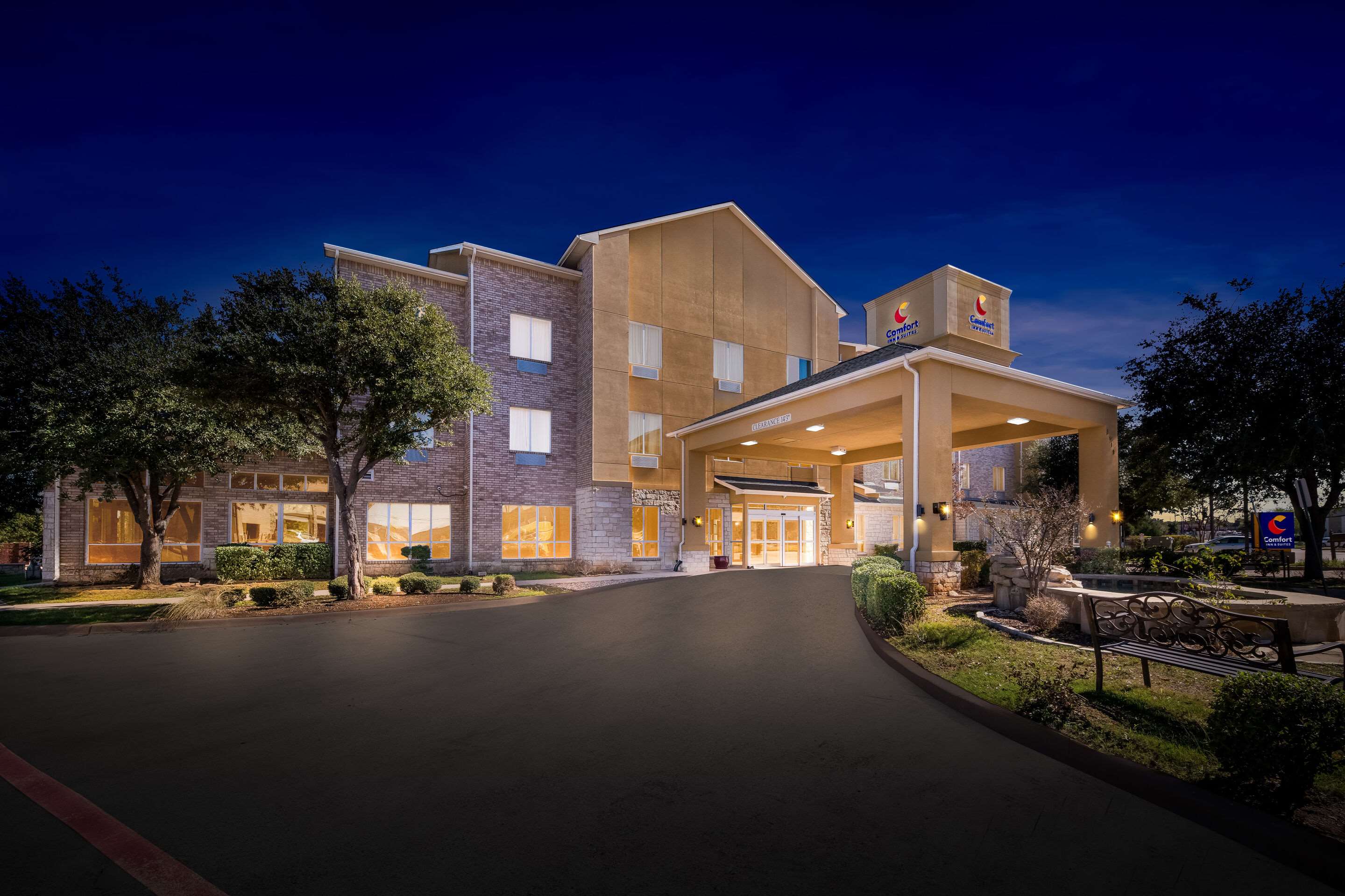 Twilight | Comfort Inn & Suites Near Lake Lewisville