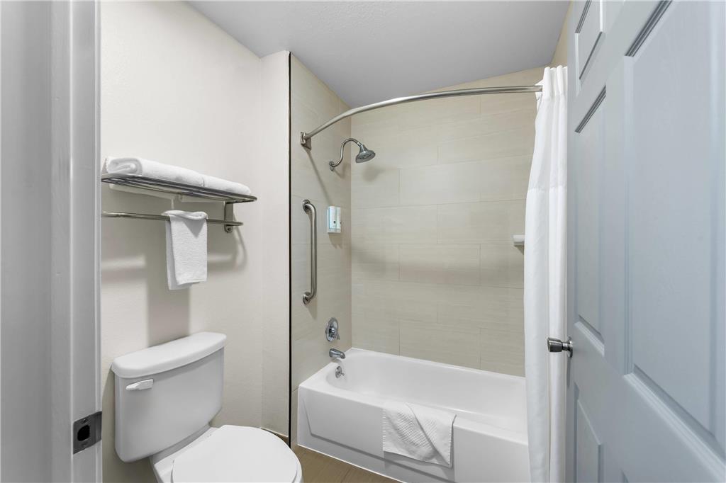 QUALITY INN MARSHALL-guestroom-Guest Room,Bathroom,On-Site.jpg