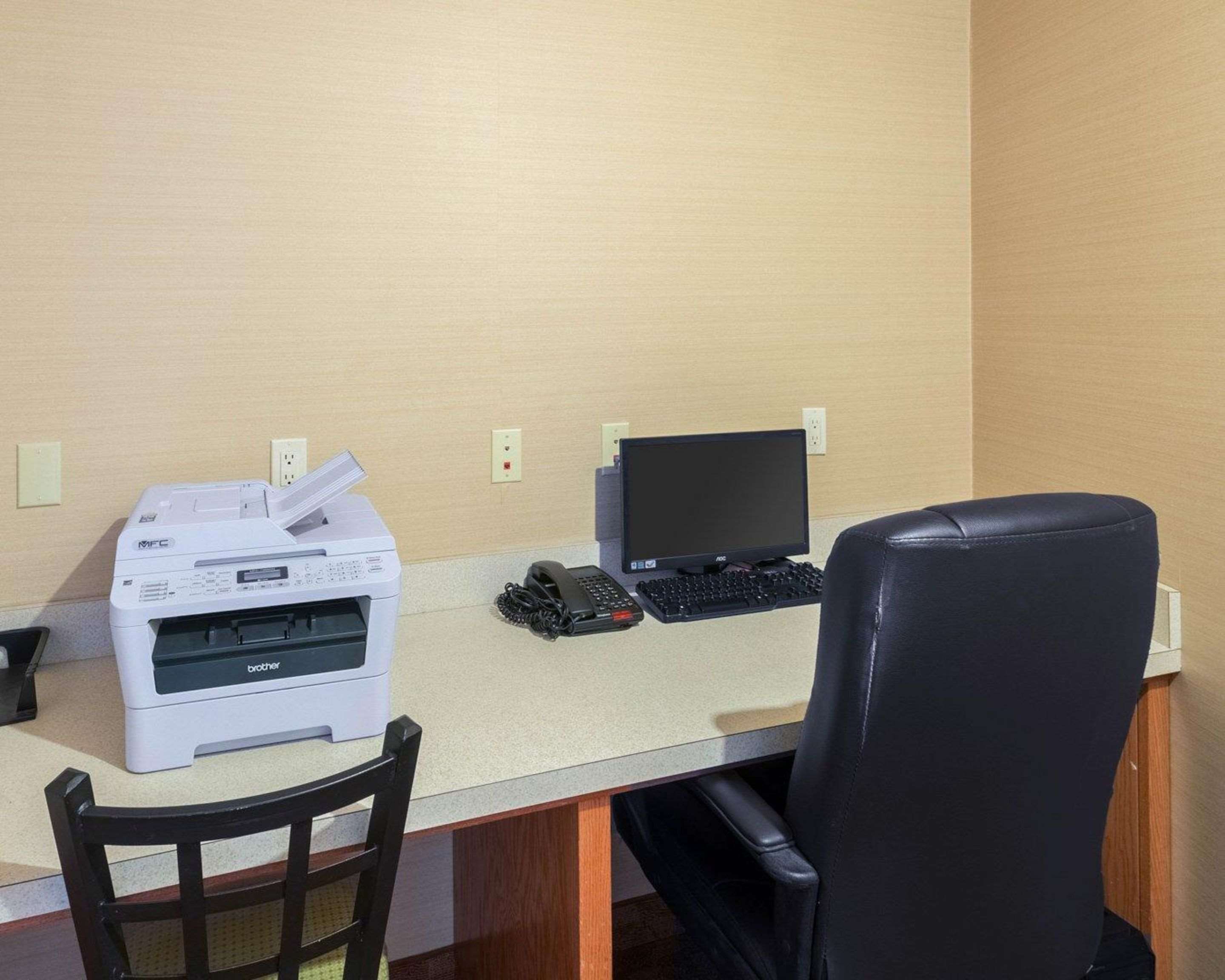Business center with high-speed Internet access | Comfort Suites Granbury