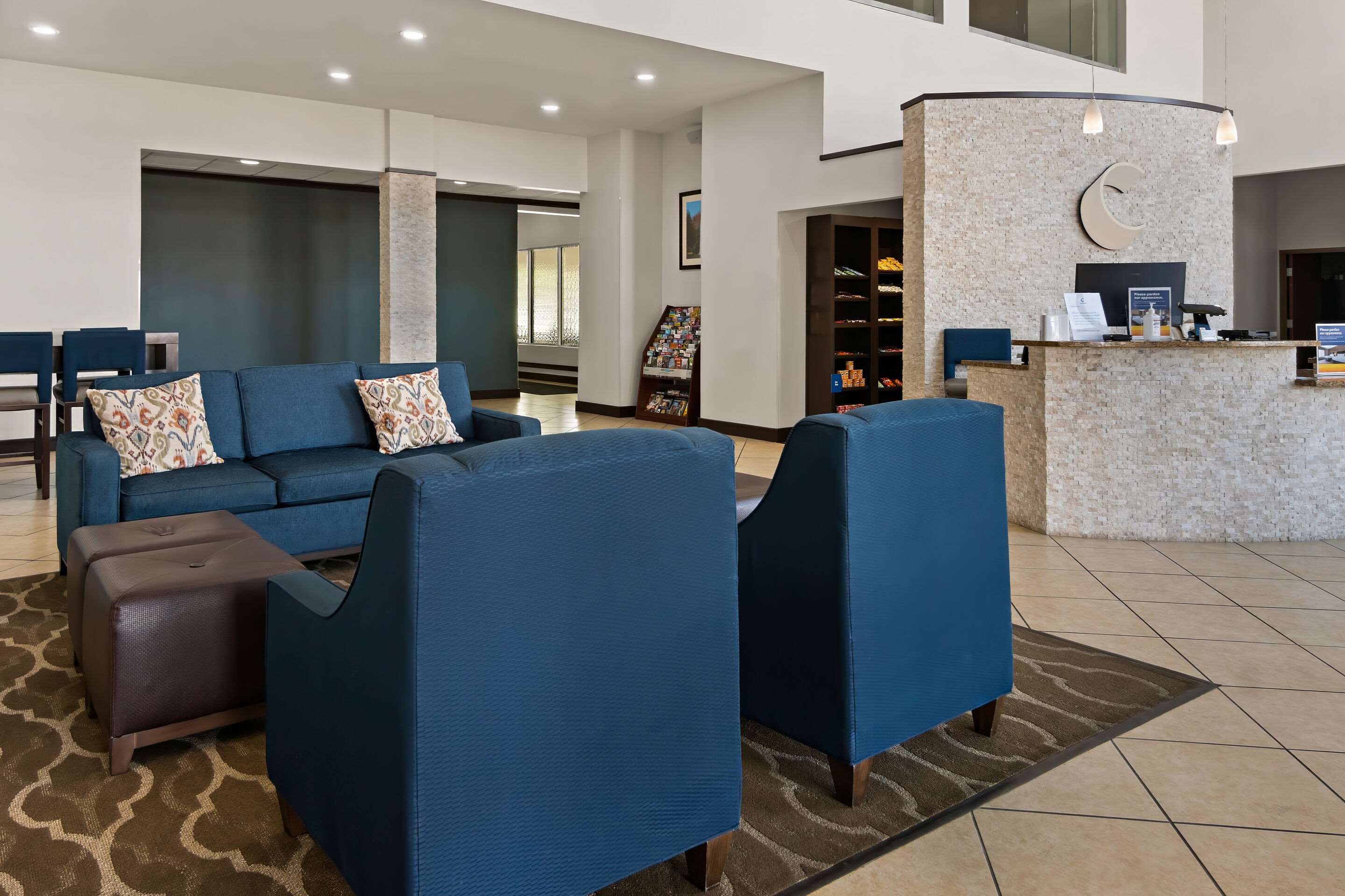 Lobby with sitting area | Comfort Suites Granbury