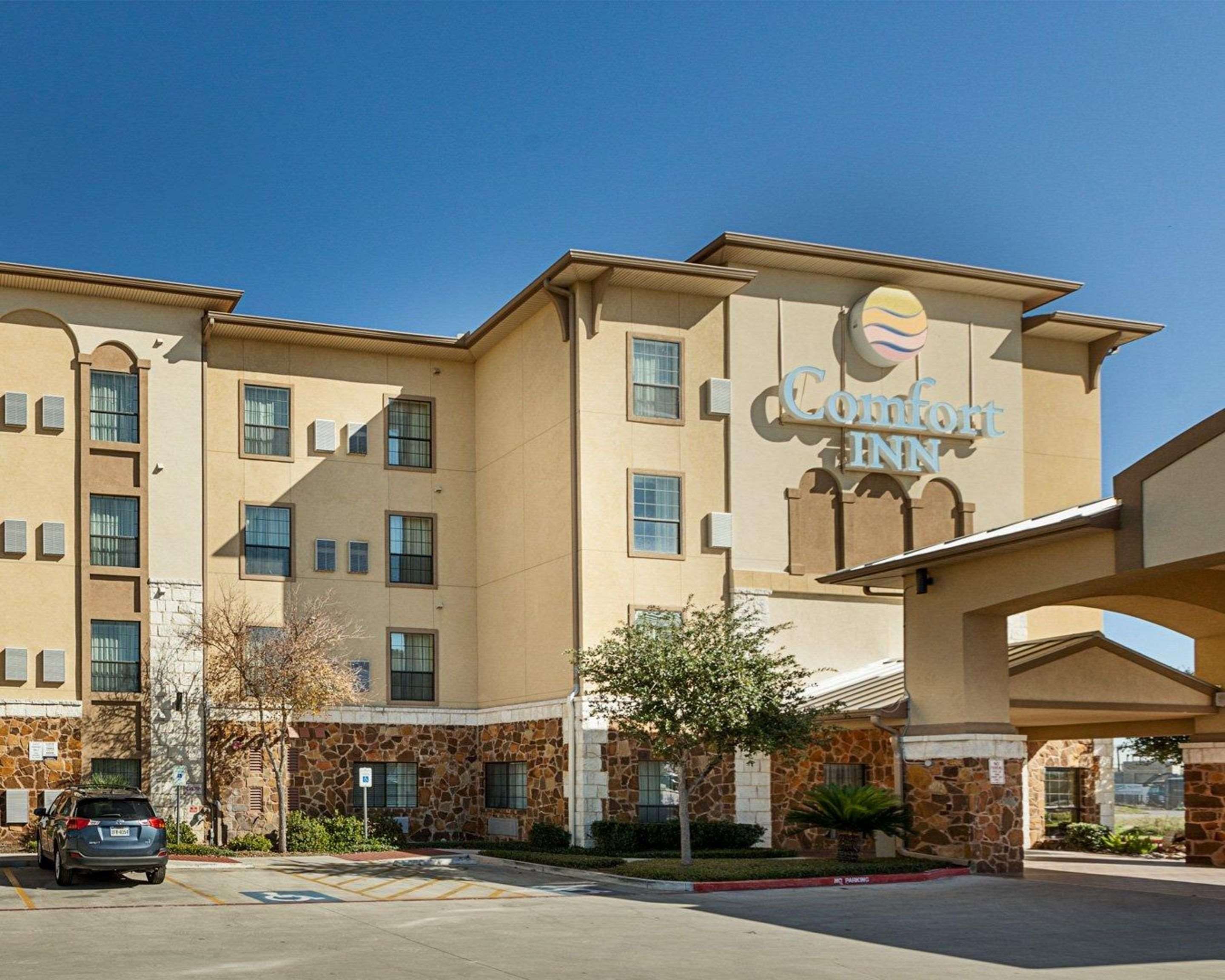 Hotel exterior | Comfort Inn near Seaworld - Lackland AFB