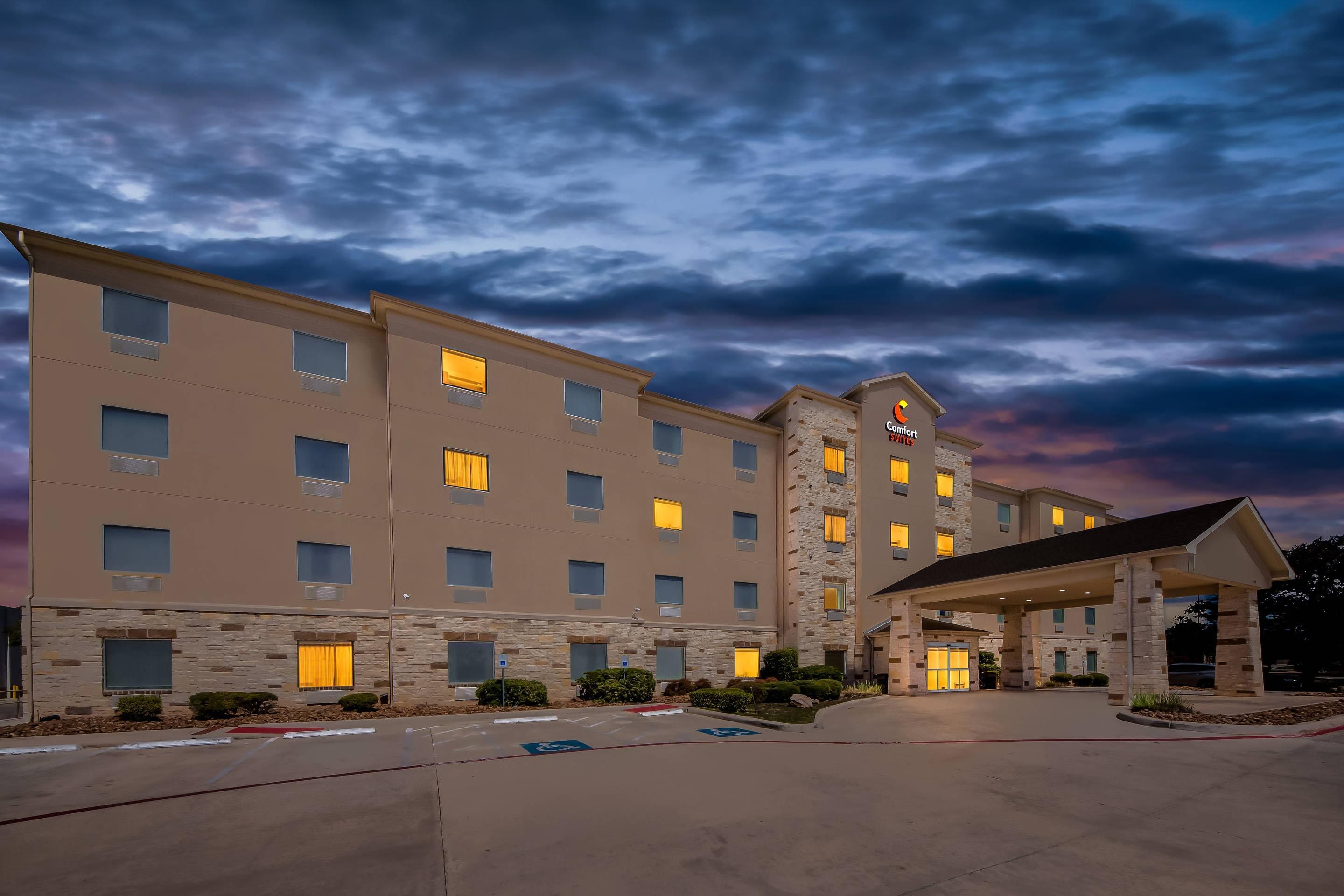 Hotel at night | Comfort Suites San Antonio North - Stone Oak