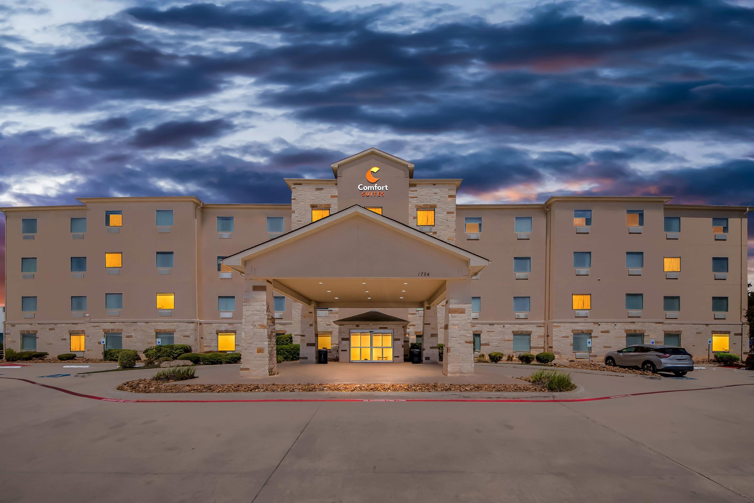Hotel at night | Comfort Suites San Antonio North - Stone Oak