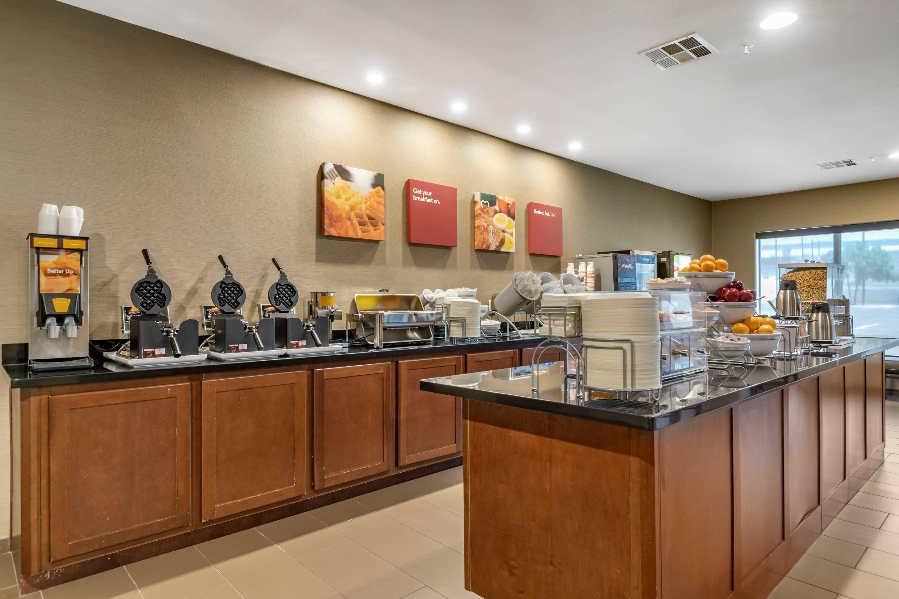 Breakfast area | Comfort Suites San Antonio North - Stone Oak