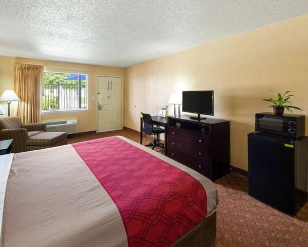  - Econo Lodge Inn & Suites San Antonio - I-35, Exit 159B