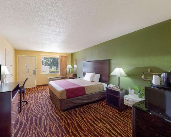  - Econo Lodge Inn & Suites San Antonio - I-35, Exit 159B