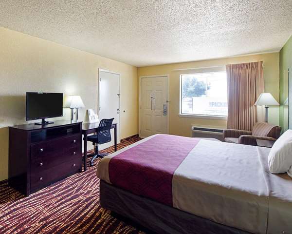  - Econo Lodge Inn & Suites San Antonio - I-35, Exit 159B