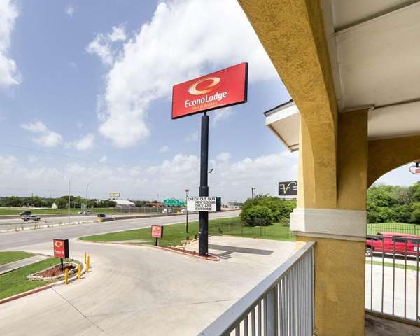 Exterior view - Econo Lodge Inn & Suites San Antonio - I-35, Exit 159B