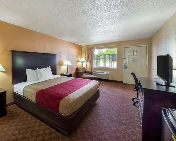  - Econo Lodge Inn & Suites San Antonio - I-35, Exit 159B