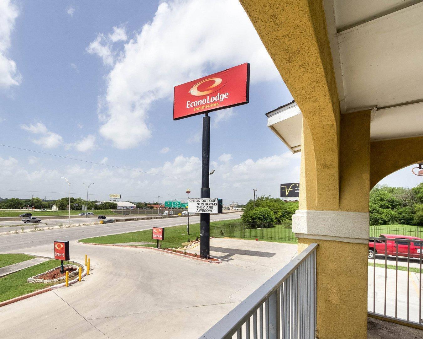 Hotel exterior | Econo Lodge Inn & Suites Downtown Northeast near Fort Sam Houston