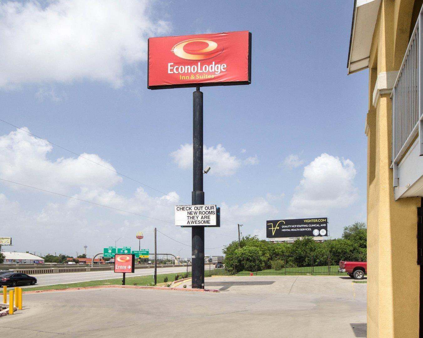Hotel near amusement park | Econo Lodge Inn & Suites Downtown Northeast near Fort Sam Houston