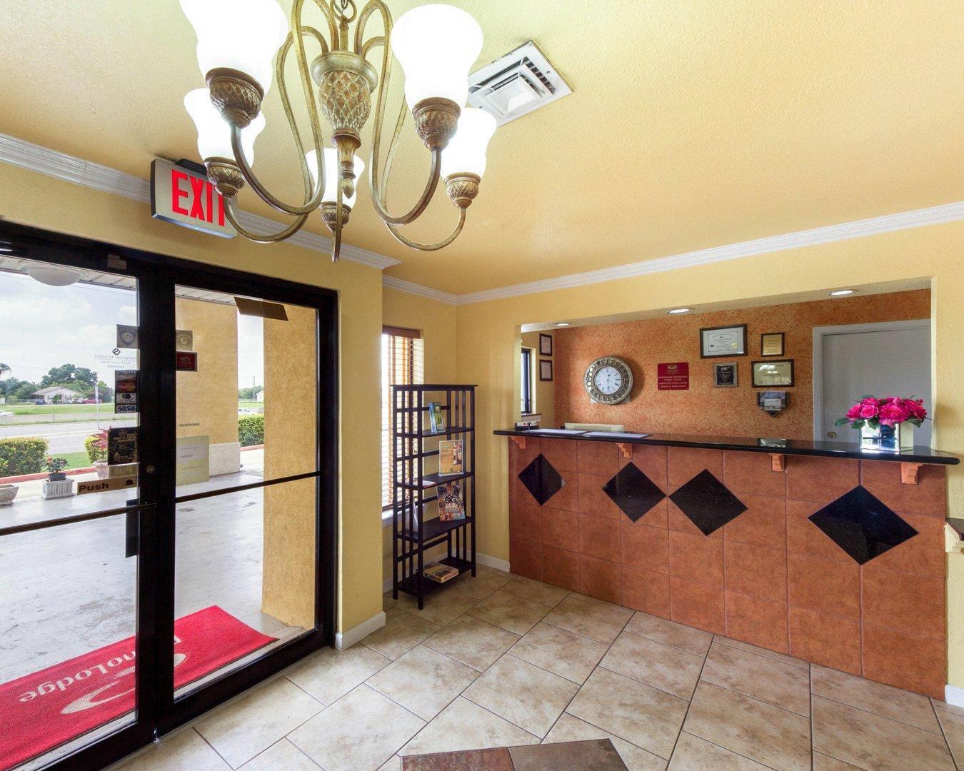 Front desk | Econo Lodge Inn & Suites Downtown Northeast near Fort Sam Houston
