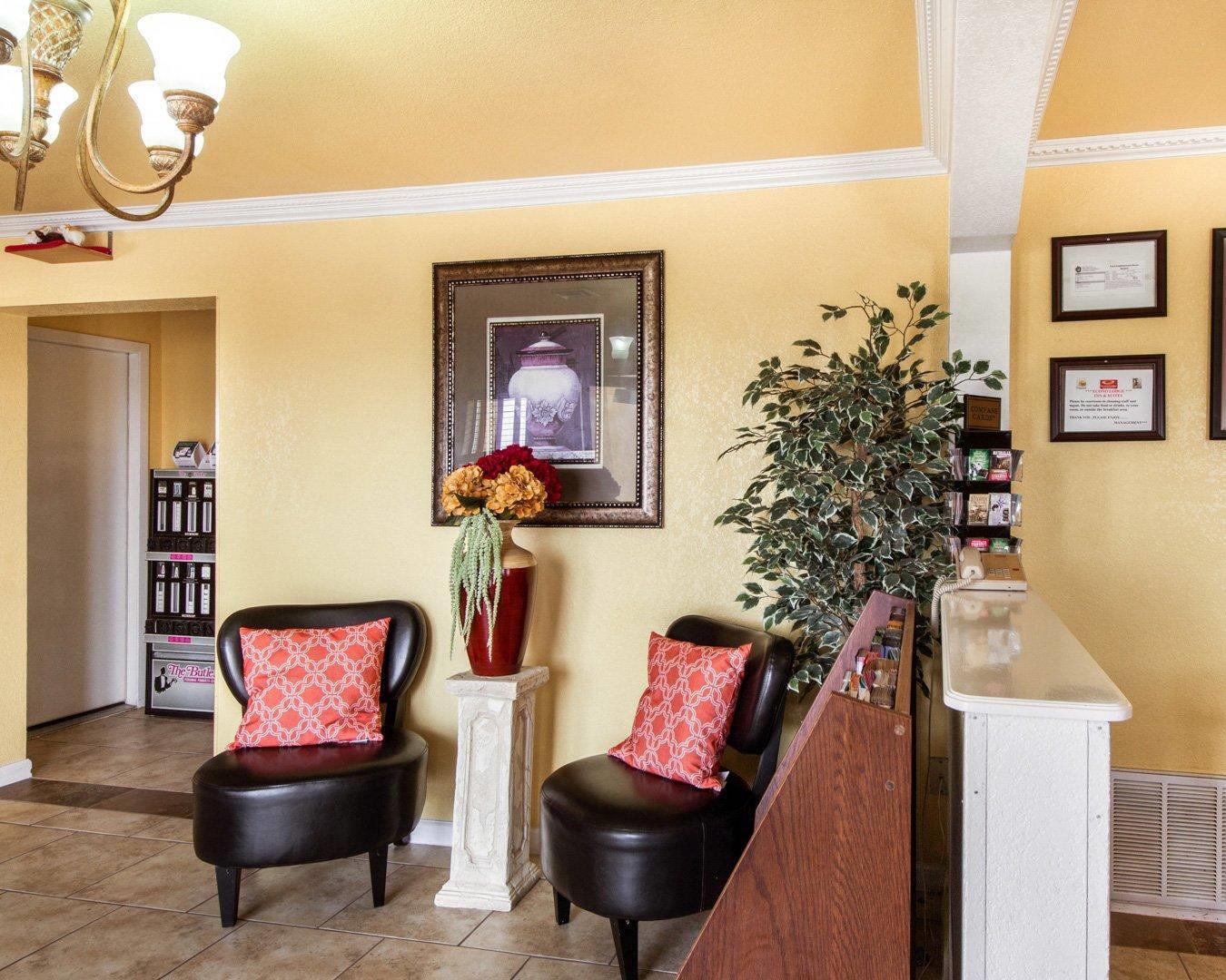 Lobby with sitting area | Econo Lodge Inn & Suites Downtown Northeast near Fort Sam Houston