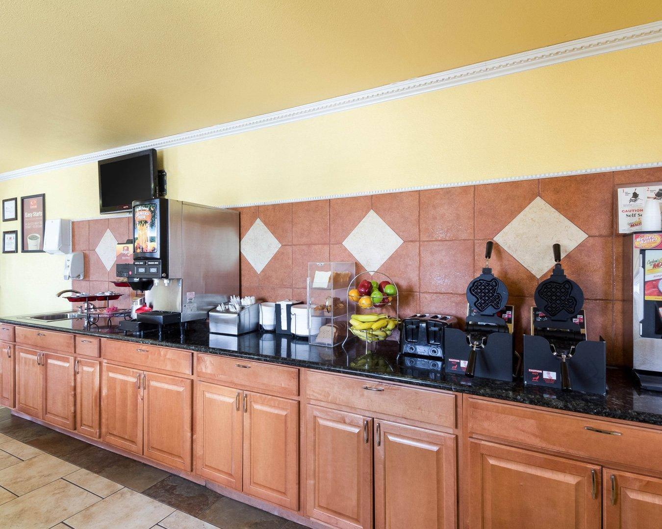 Breakfast area | Econo Lodge Inn & Suites Downtown Northeast near Fort Sam Houston