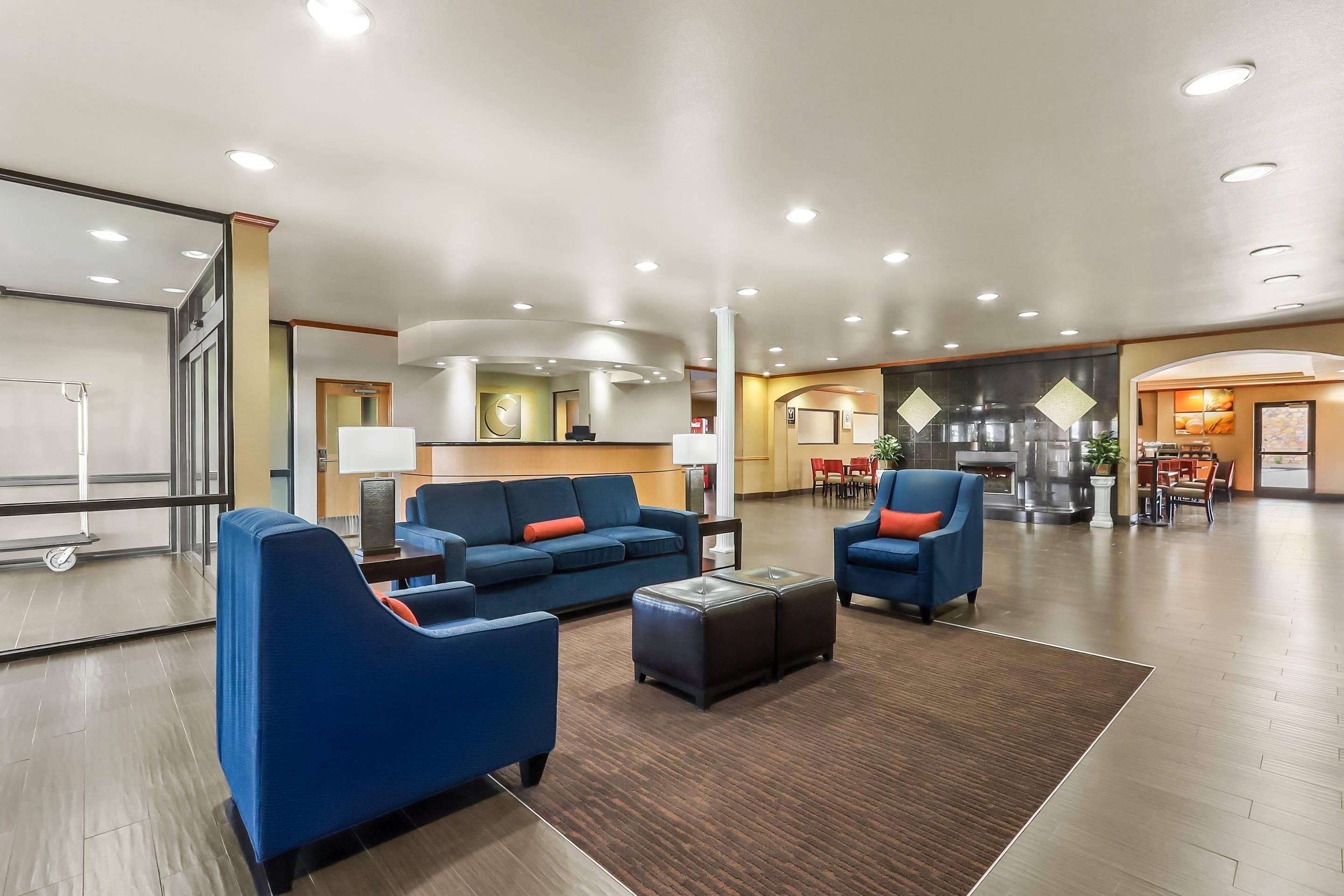 Lobby with sitting area | Comfort Suites El Paso West