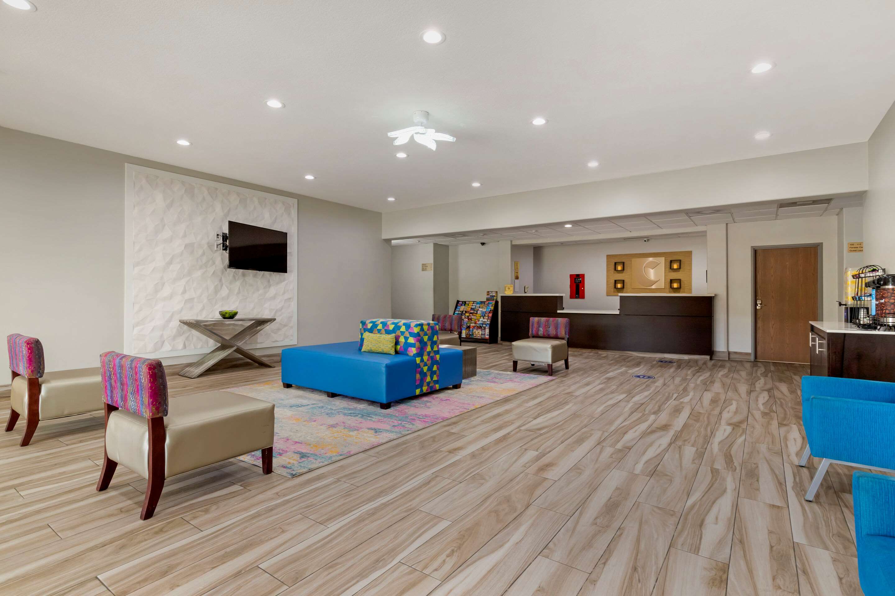 Lobby with sitting area | Comfort Inn & Suites Selma near Randolph AFB