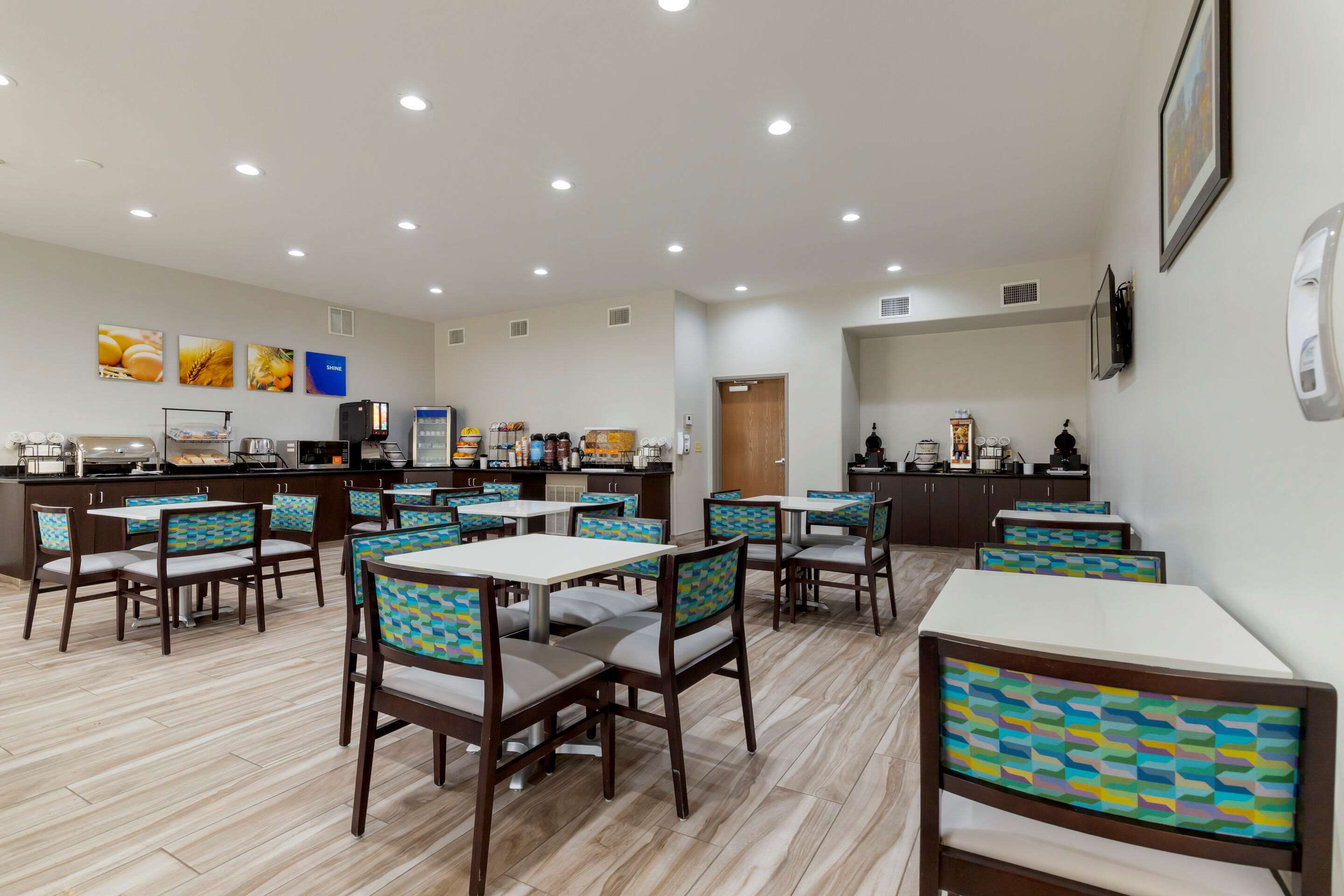 Enjoy breakfast in this seating area | Comfort Inn & Suites Selma near Randolph AFB