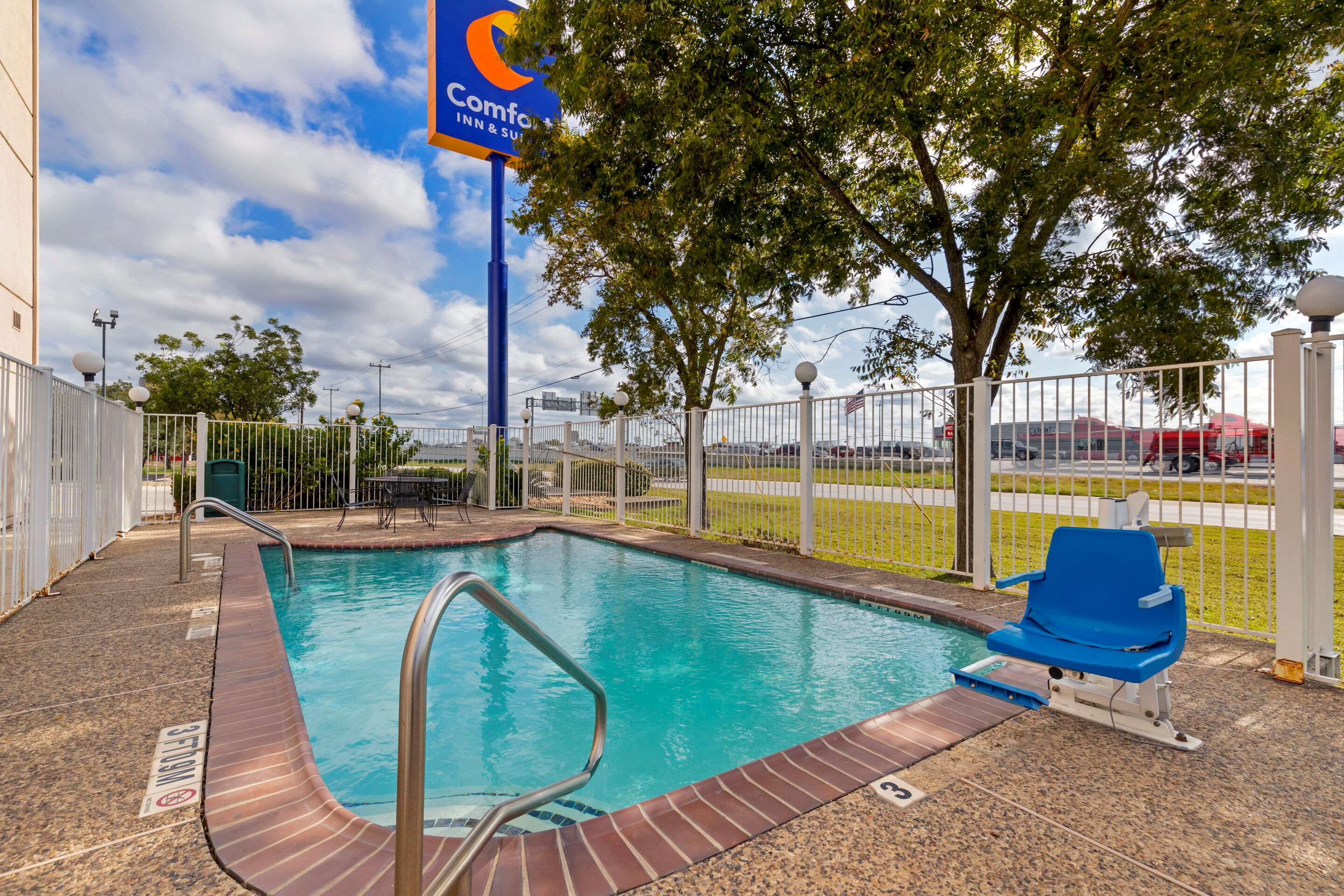 Outdoor pool | Comfort Inn & Suites Selma near Randolph AFB