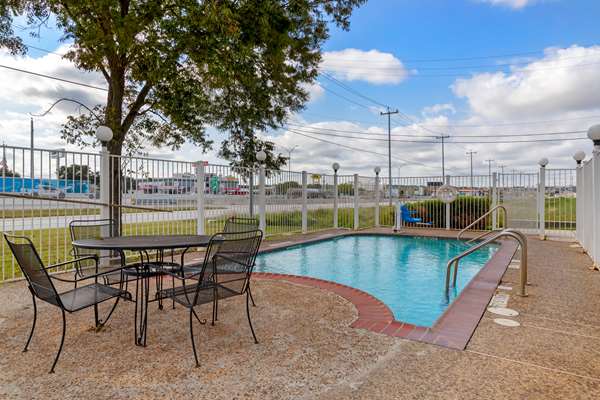 Pool - Comfort Inn & Suites Selma - I-35, Exit 173