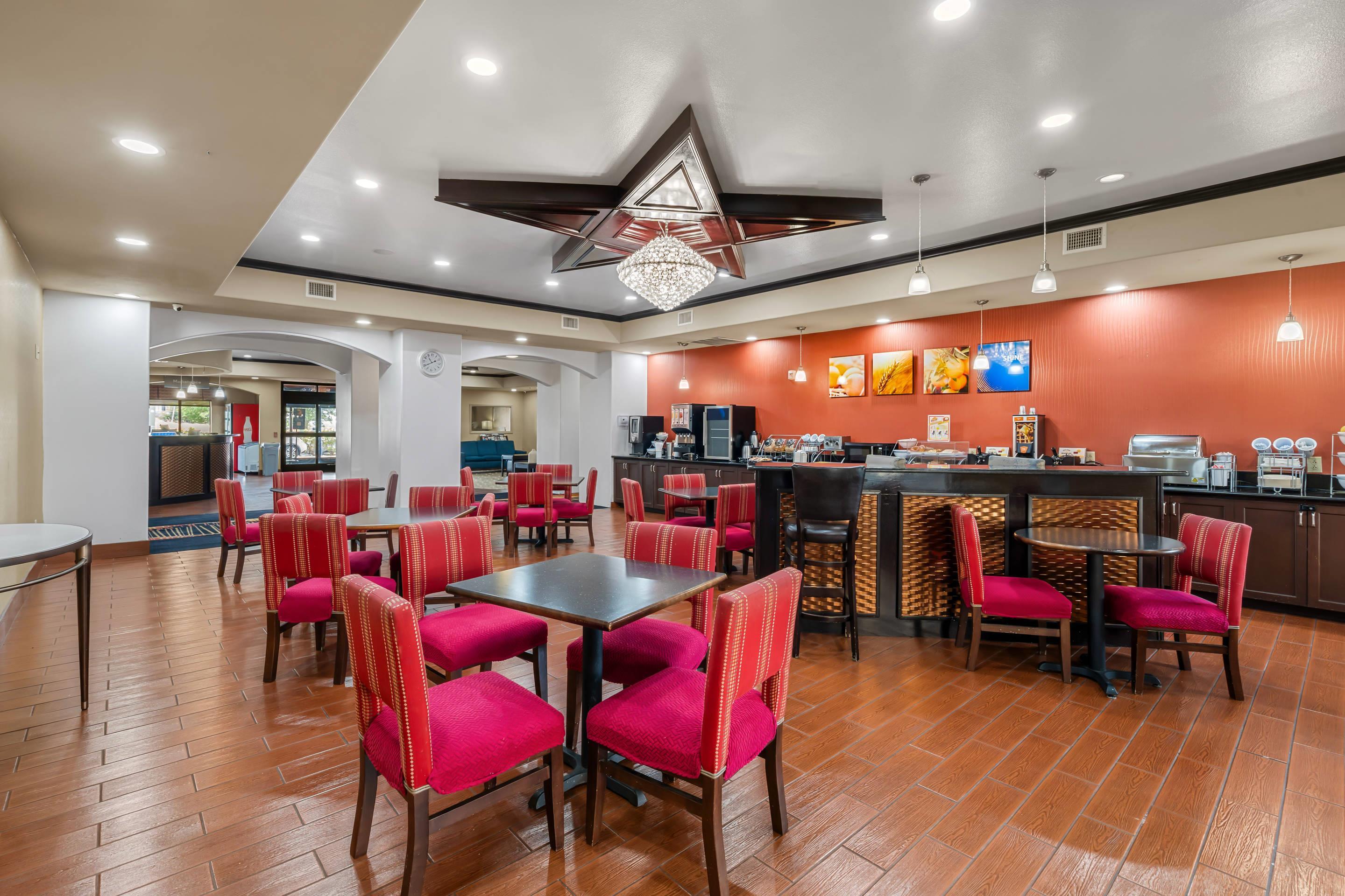 Breakfast area | Comfort Suites Lake Worth