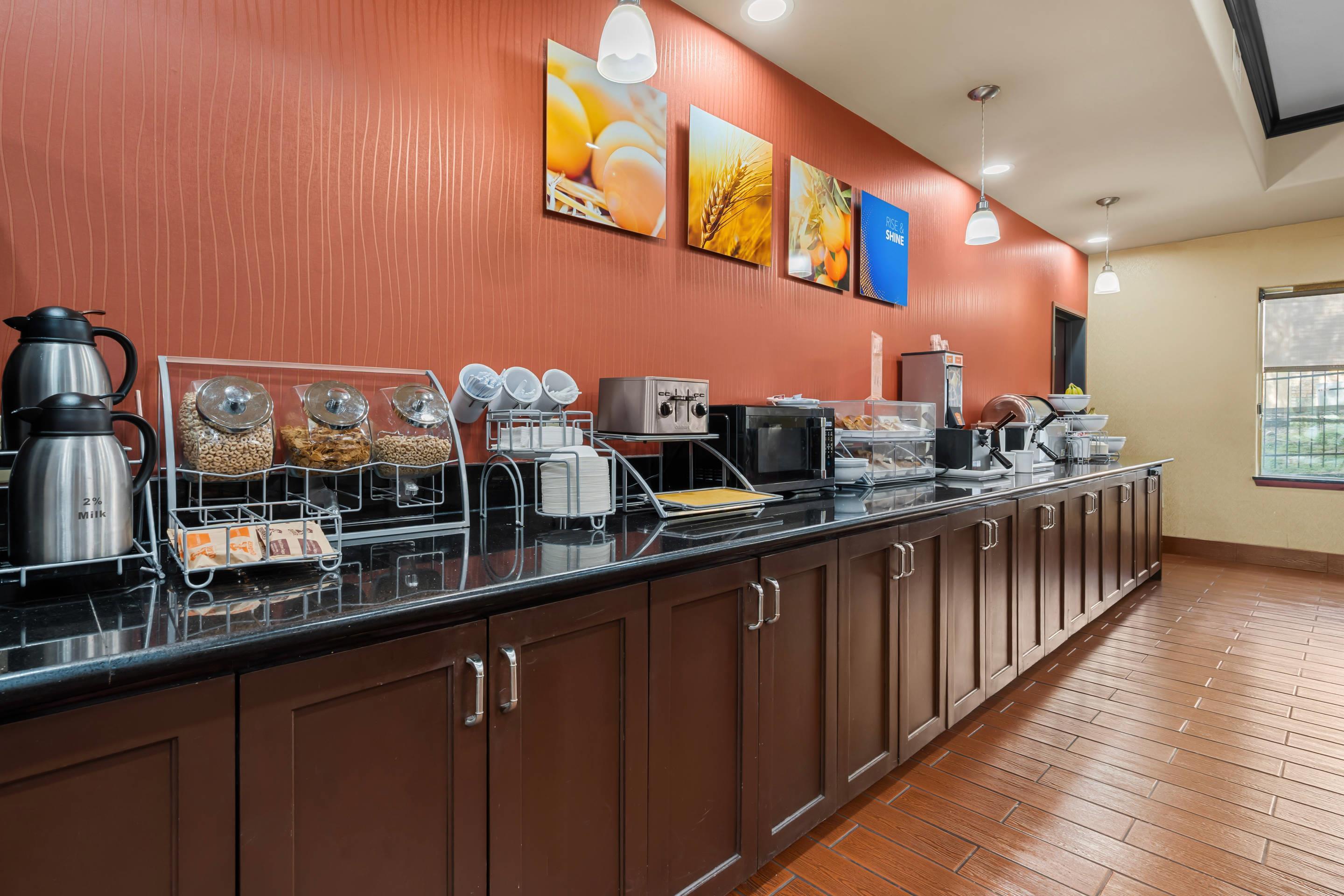 Breakfast area | Comfort Suites Lake Worth