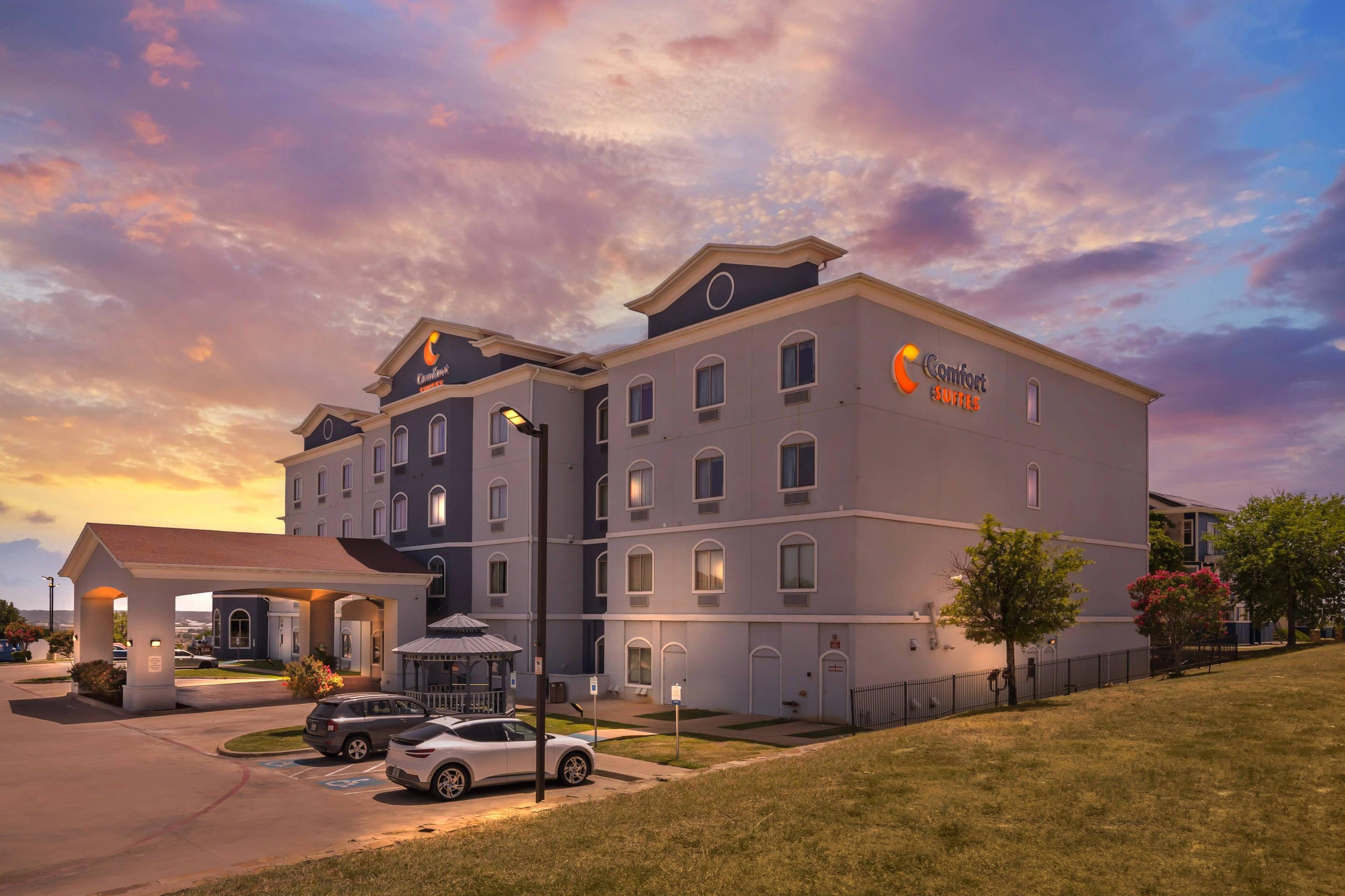 Hotel at Night | Comfort Suites Lake Worth