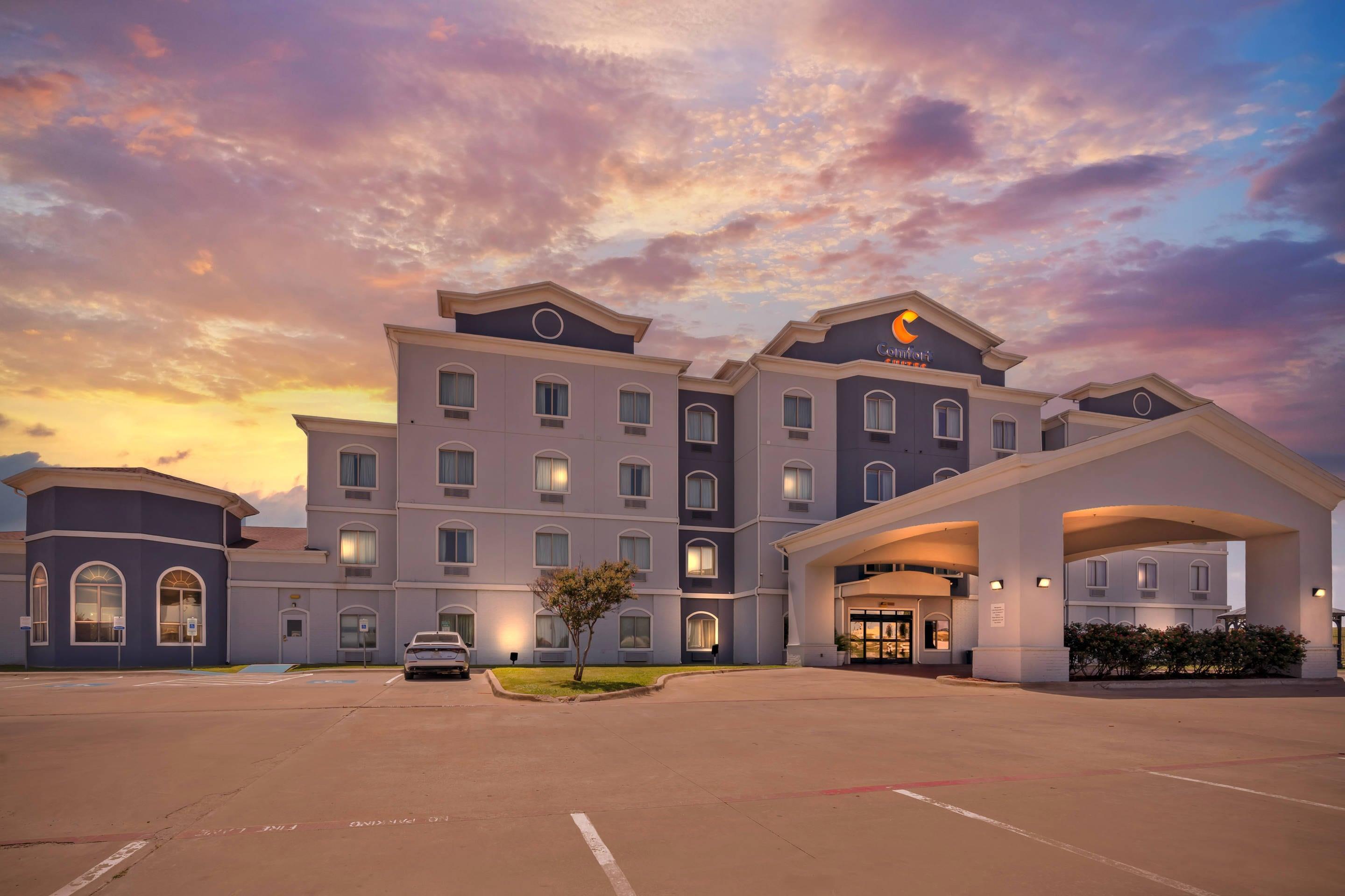 Hotel at Night | Comfort Suites Lake Worth