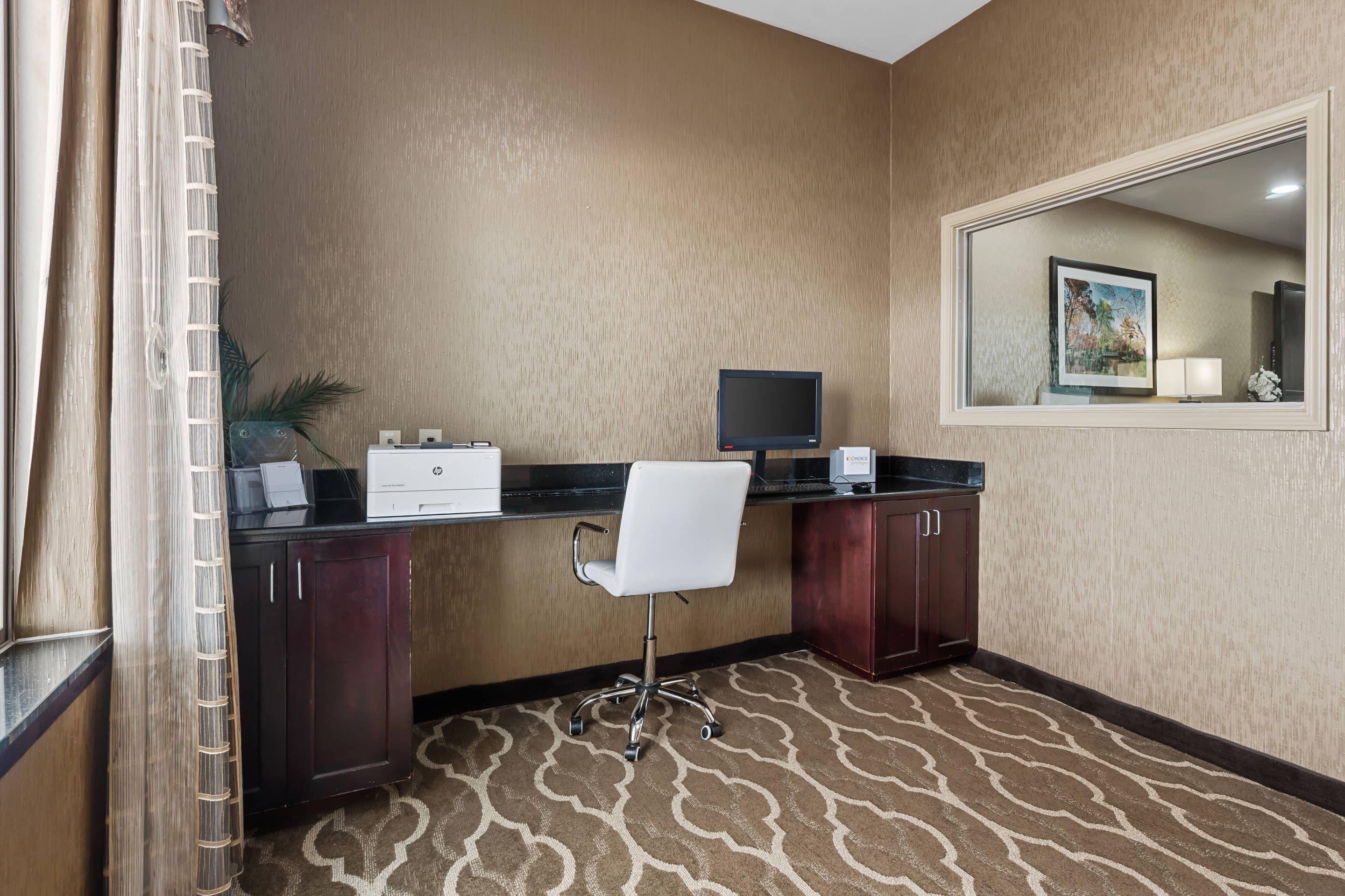 Business center | Comfort Suites Lake Worth
