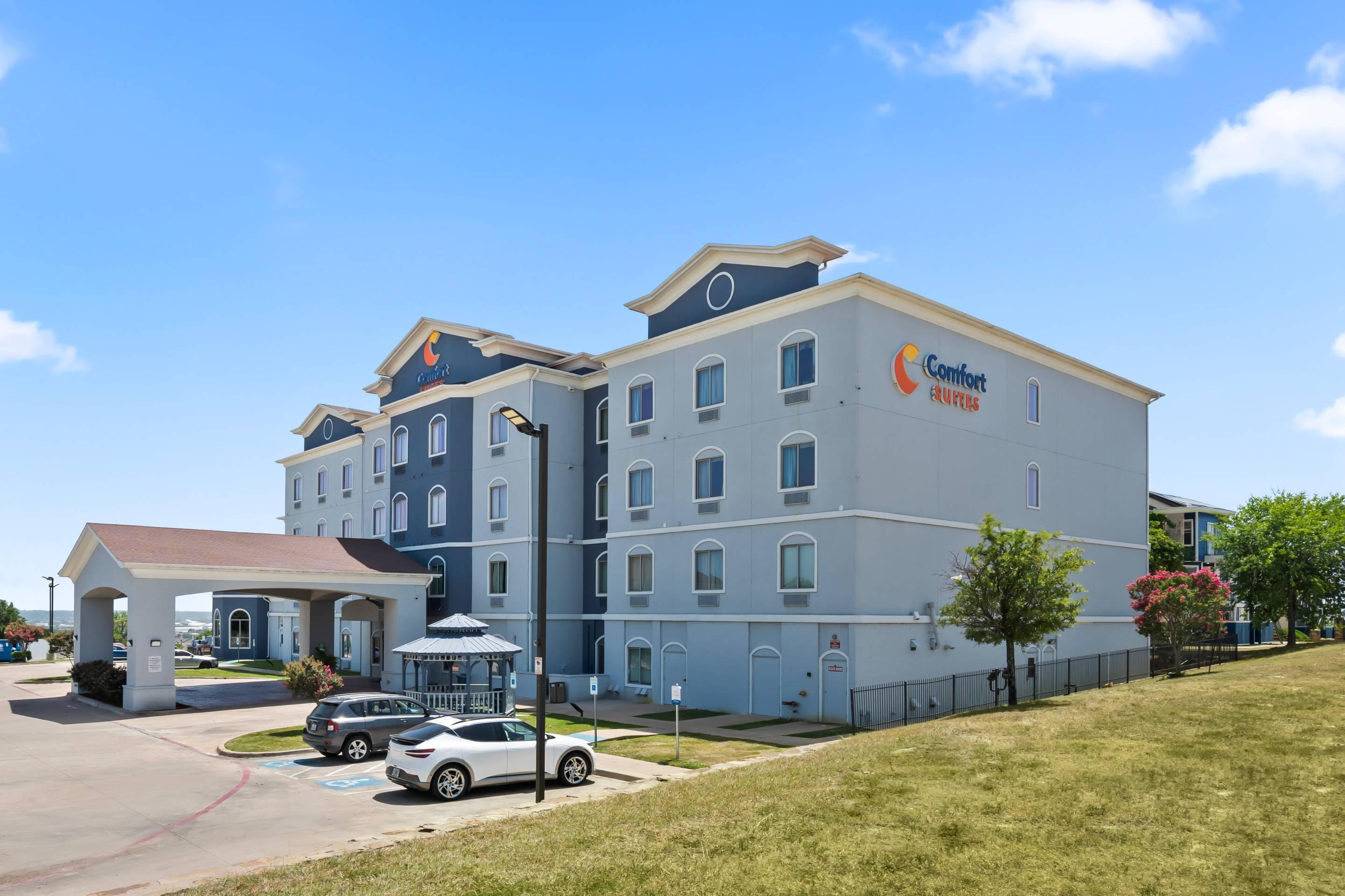 Hotel exterior | Comfort Suites Lake Worth