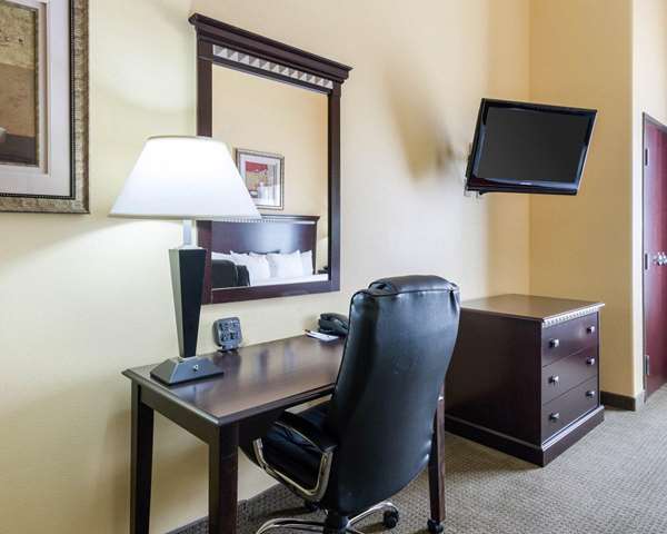 Suite - Comfort Suites Palestine