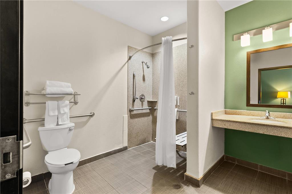 SLEEP INN AND SUITES BUSH INTERCONT-guestroom-Guest Room,Bathroom,On-Site.jpg