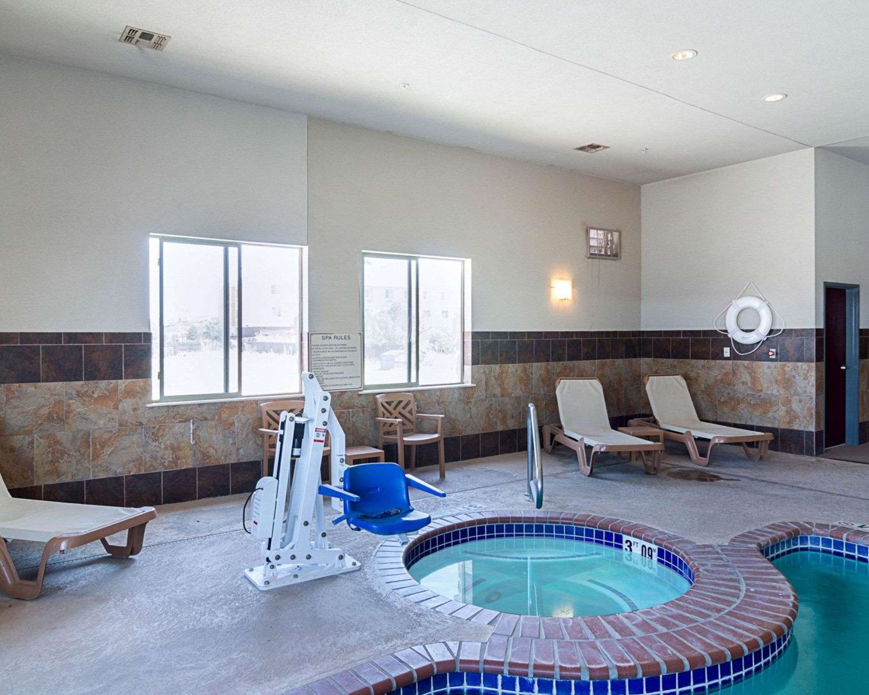 Indoor hot tub | Comfort Inn & Suites