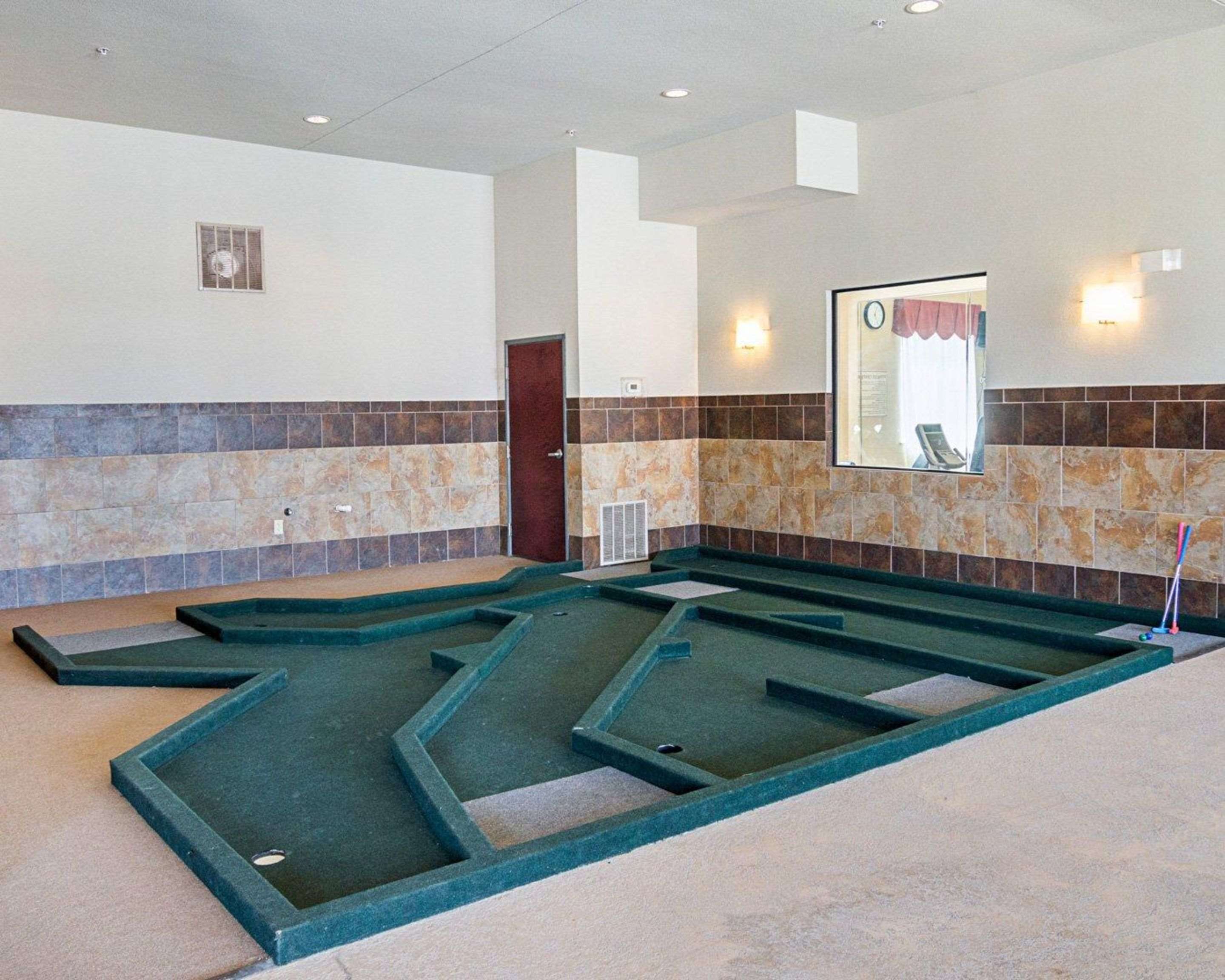 Hotel putting green | Comfort Inn & Suites