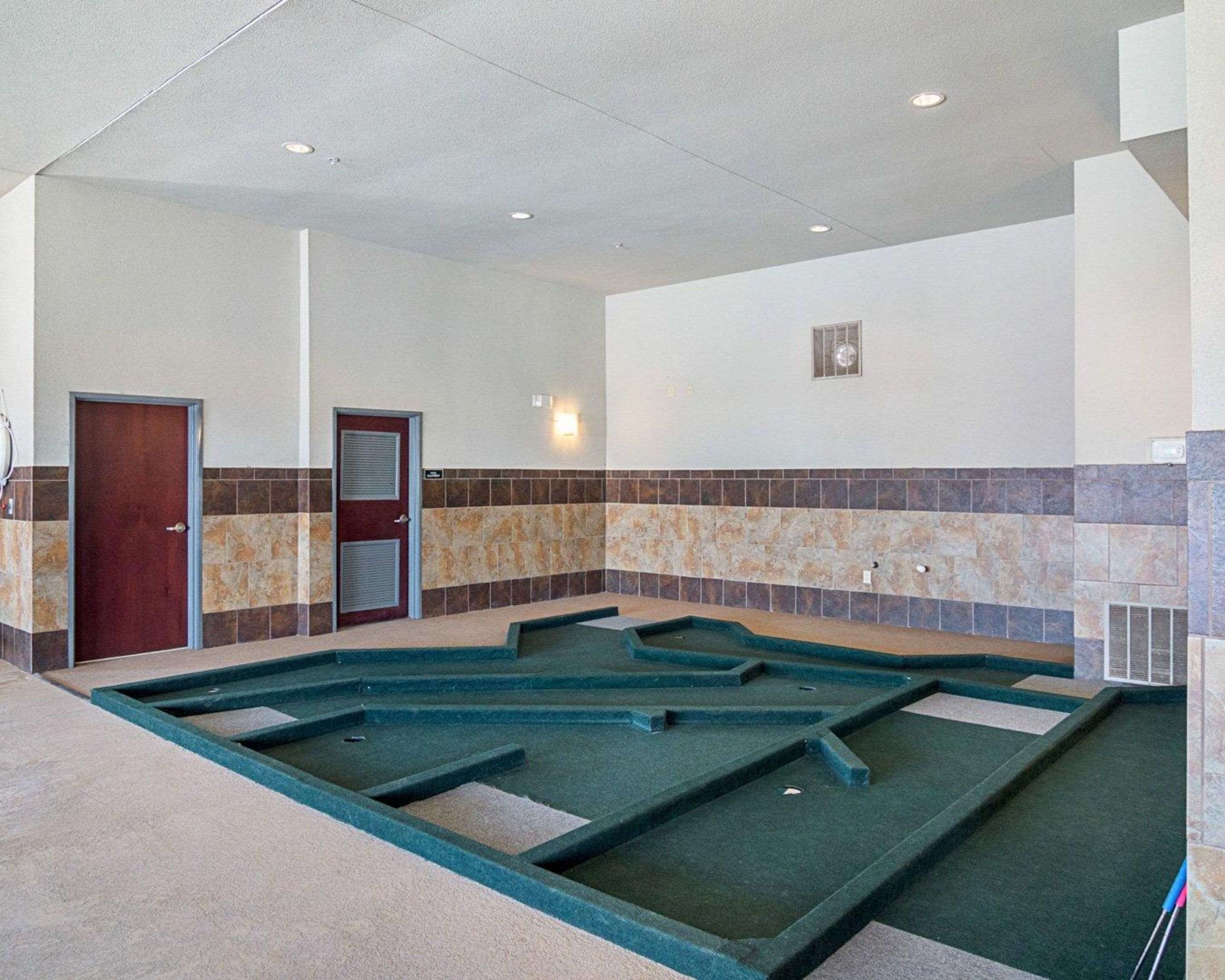 Hotel putting green | Comfort Inn & Suites